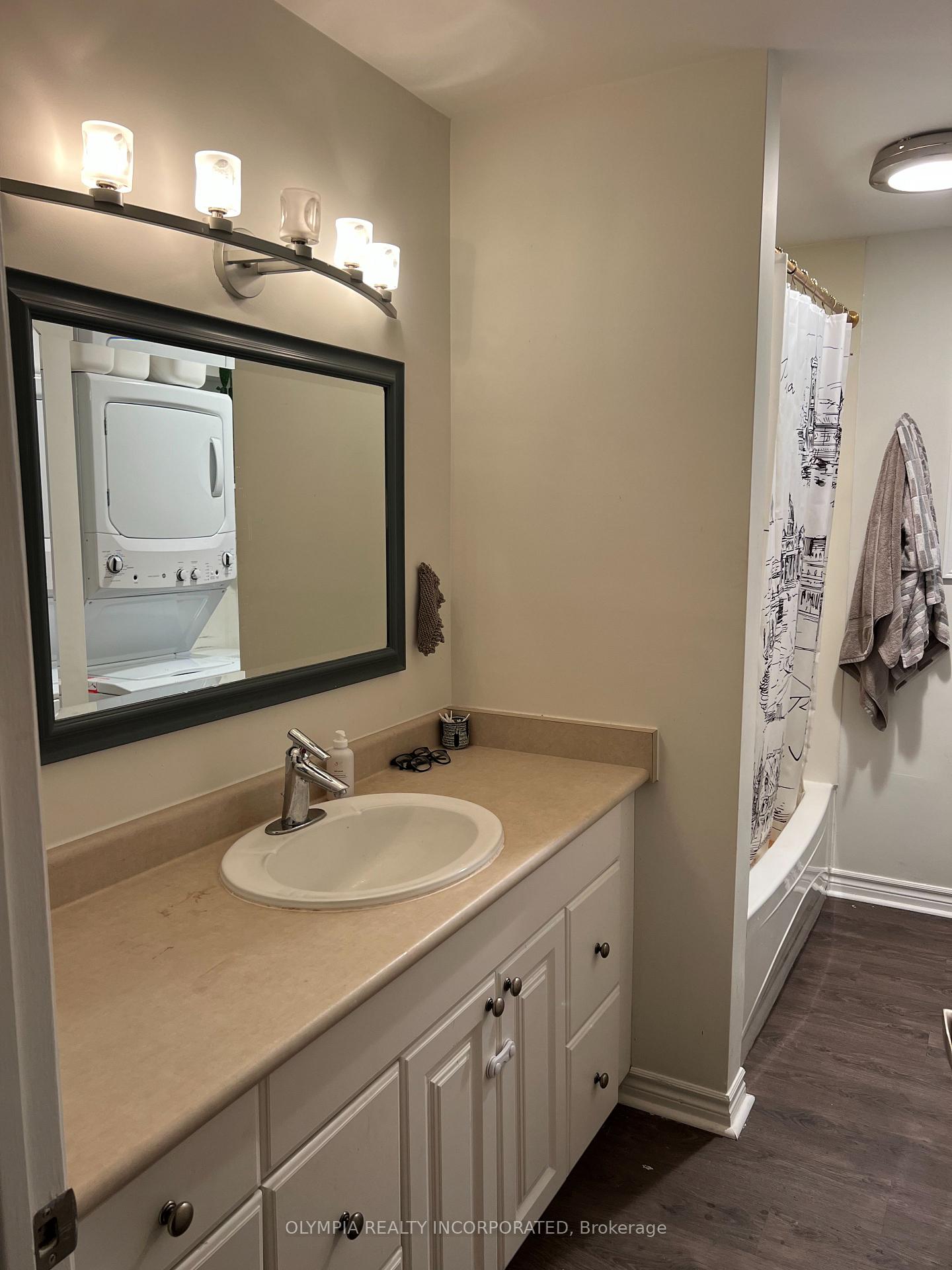 Photo 5 of 8045 Thorton Street, Niagara Falls, Ascot — HOMEH