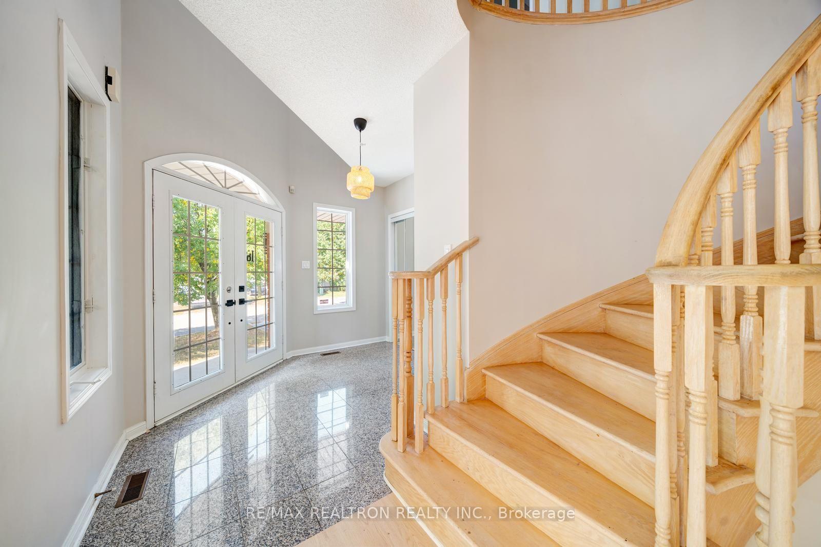 Photo 4 of 18 Formosa Drive, Richmond Hill, Rouge Woods — HOMEH