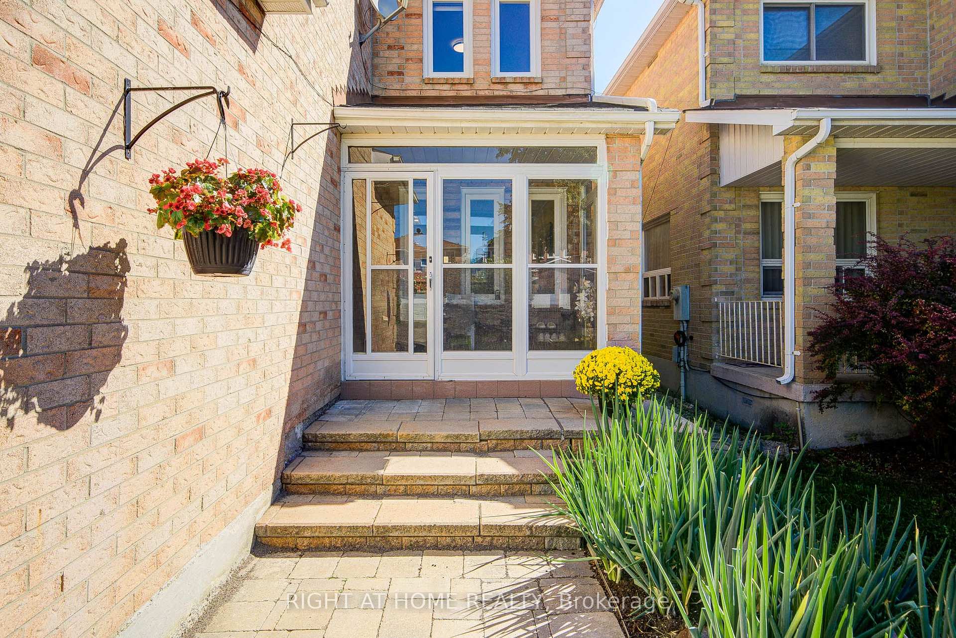 Photo 2 of 71 Bayhampton Crescent, Vaughan, Brownridge — HOMEH