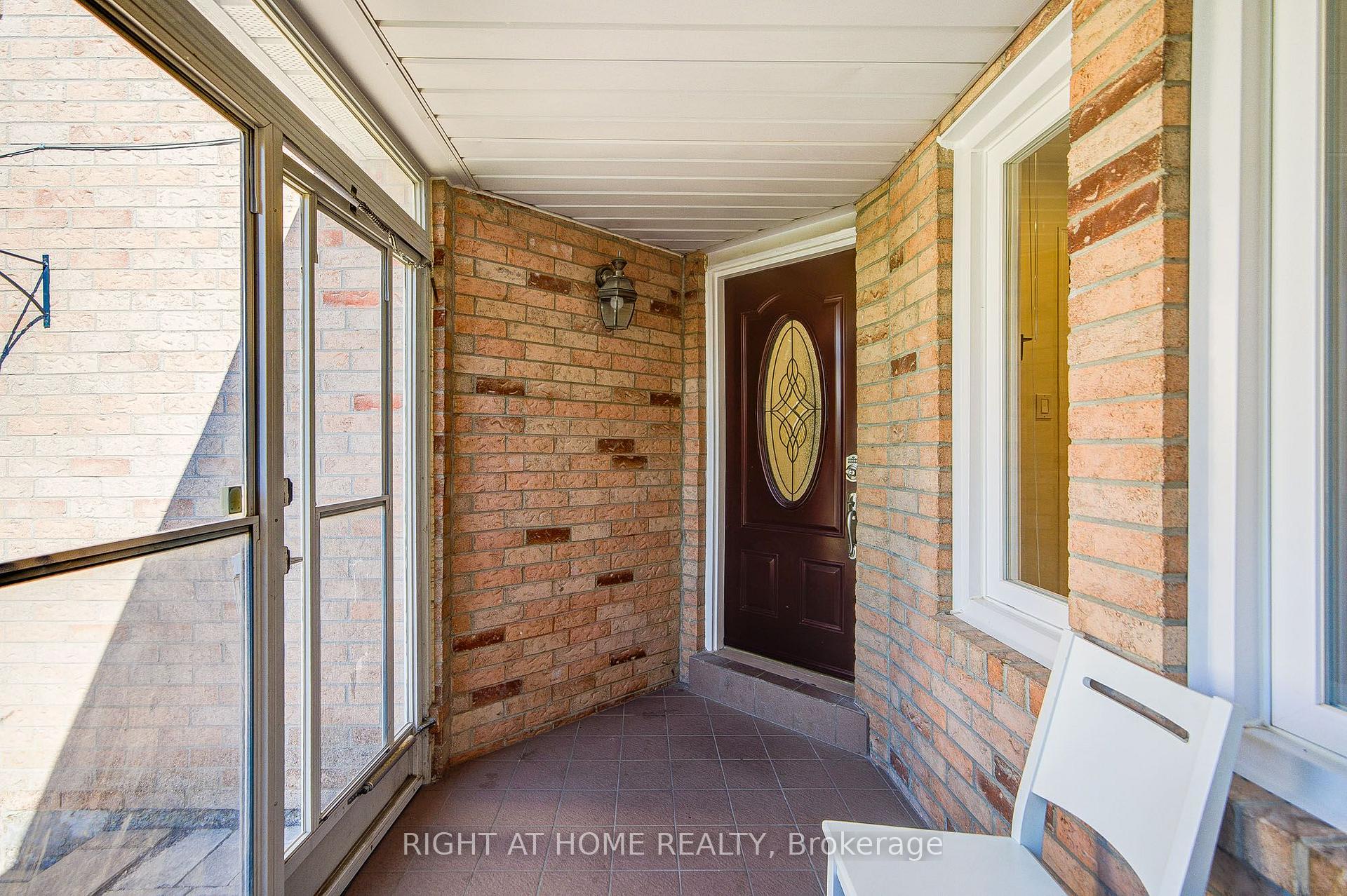 Photo 4 of 71 Bayhampton Crescent, Vaughan, Brownridge — HOMEH