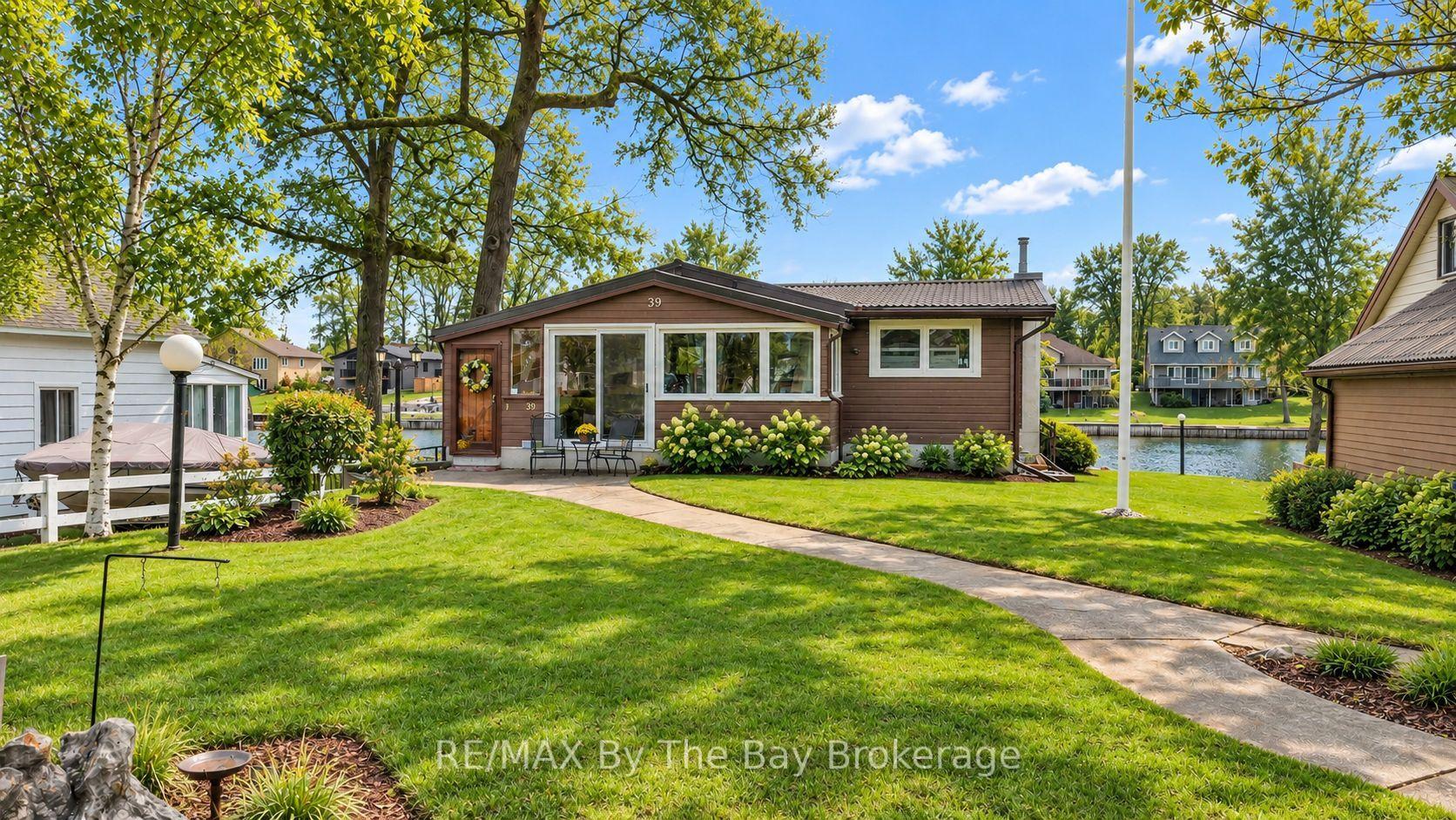 Photo 1 of 39 Old Mosley Street, Wasaga Beach — HOMEH