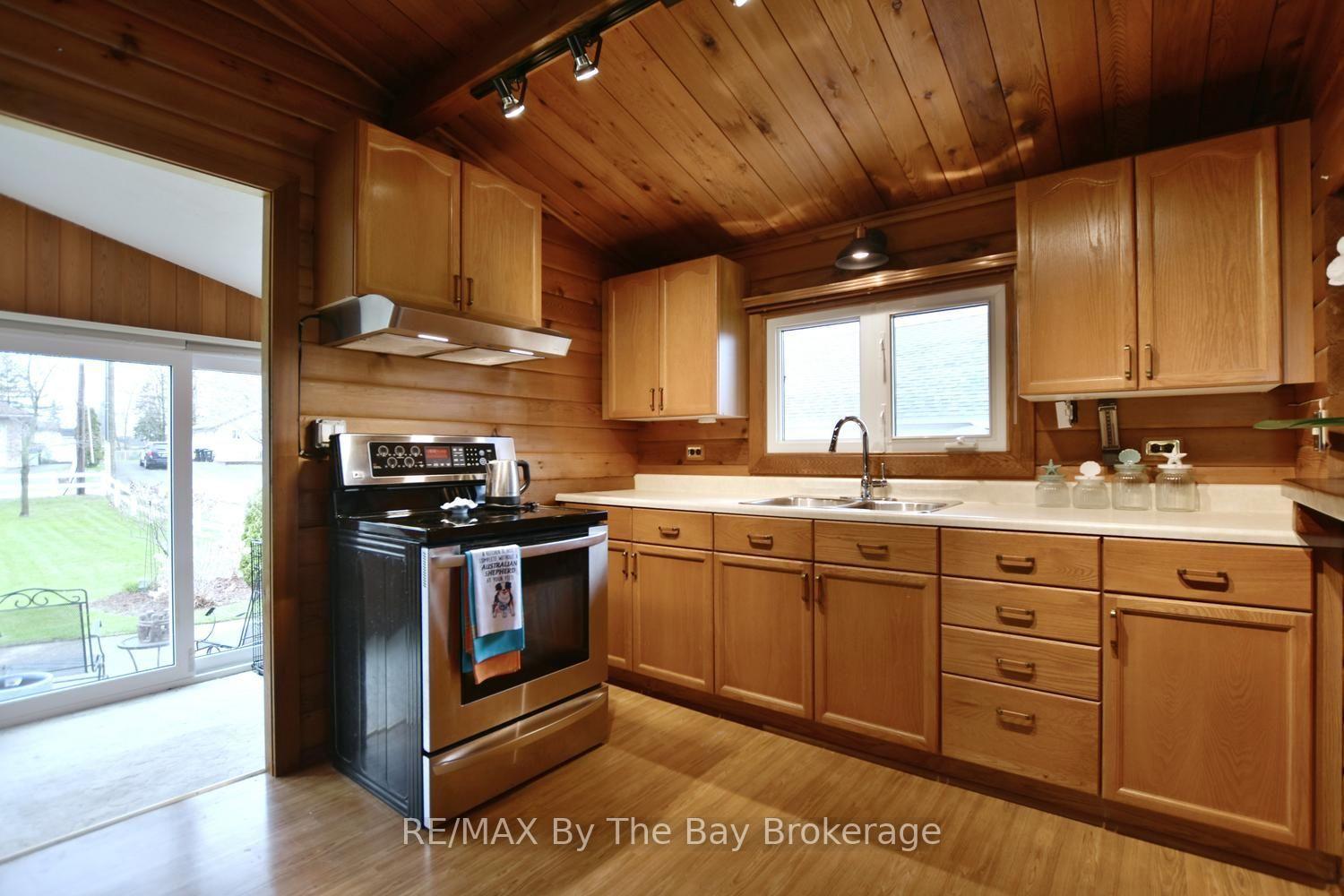 Photo 9 of 39 Old Mosley Street, Wasaga Beach — HOMEH