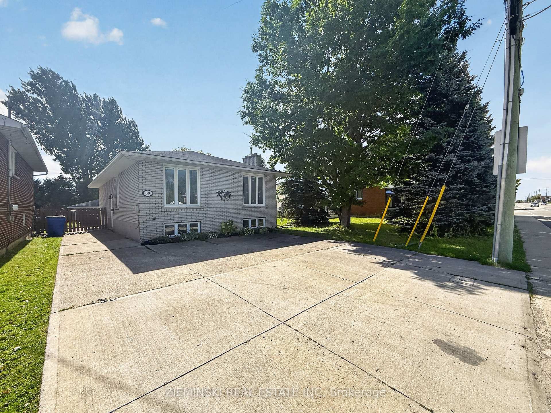 Front of 69 Jubilee Avenue W