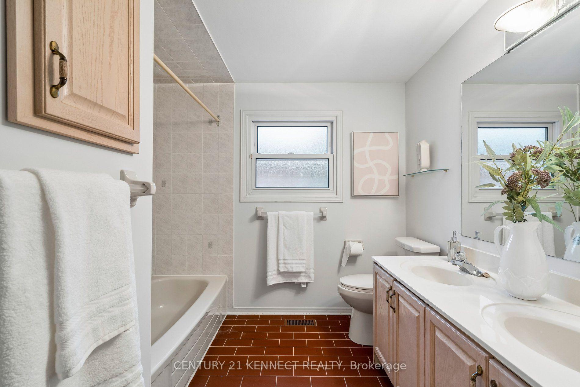 Photo 20 of 38 Rosemount Avenue, Markham, Thornlea — HOMEH