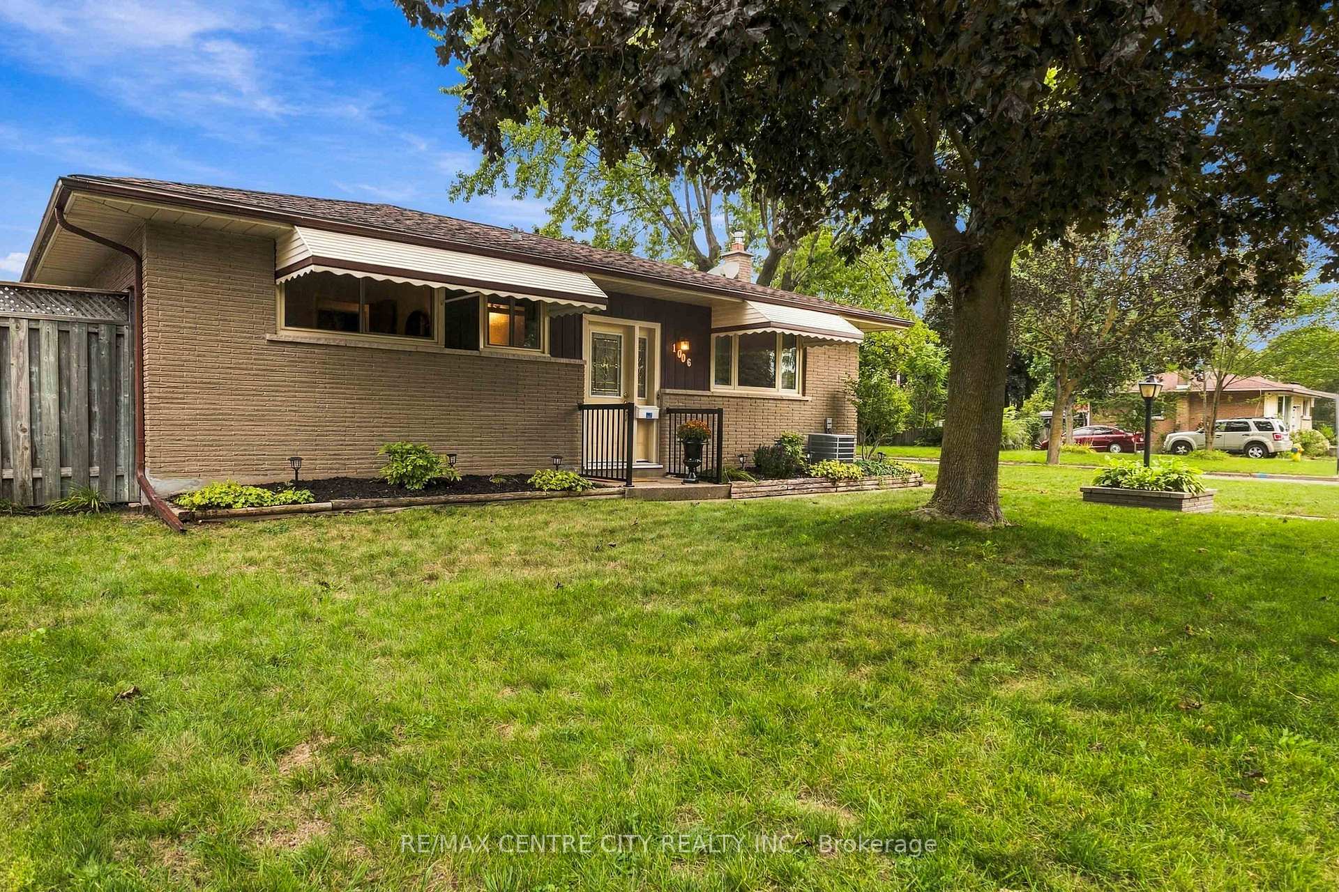 Photo 2 of 1006 Apache Road, London, East D — HOMEH