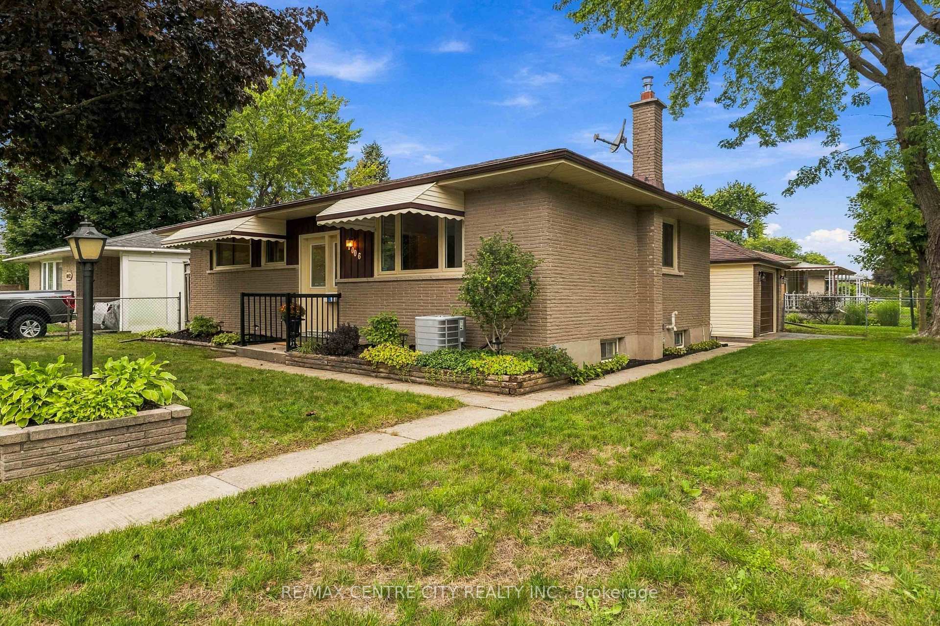 Photo 4 of 1006 Apache Road, London, East D — HOMEH