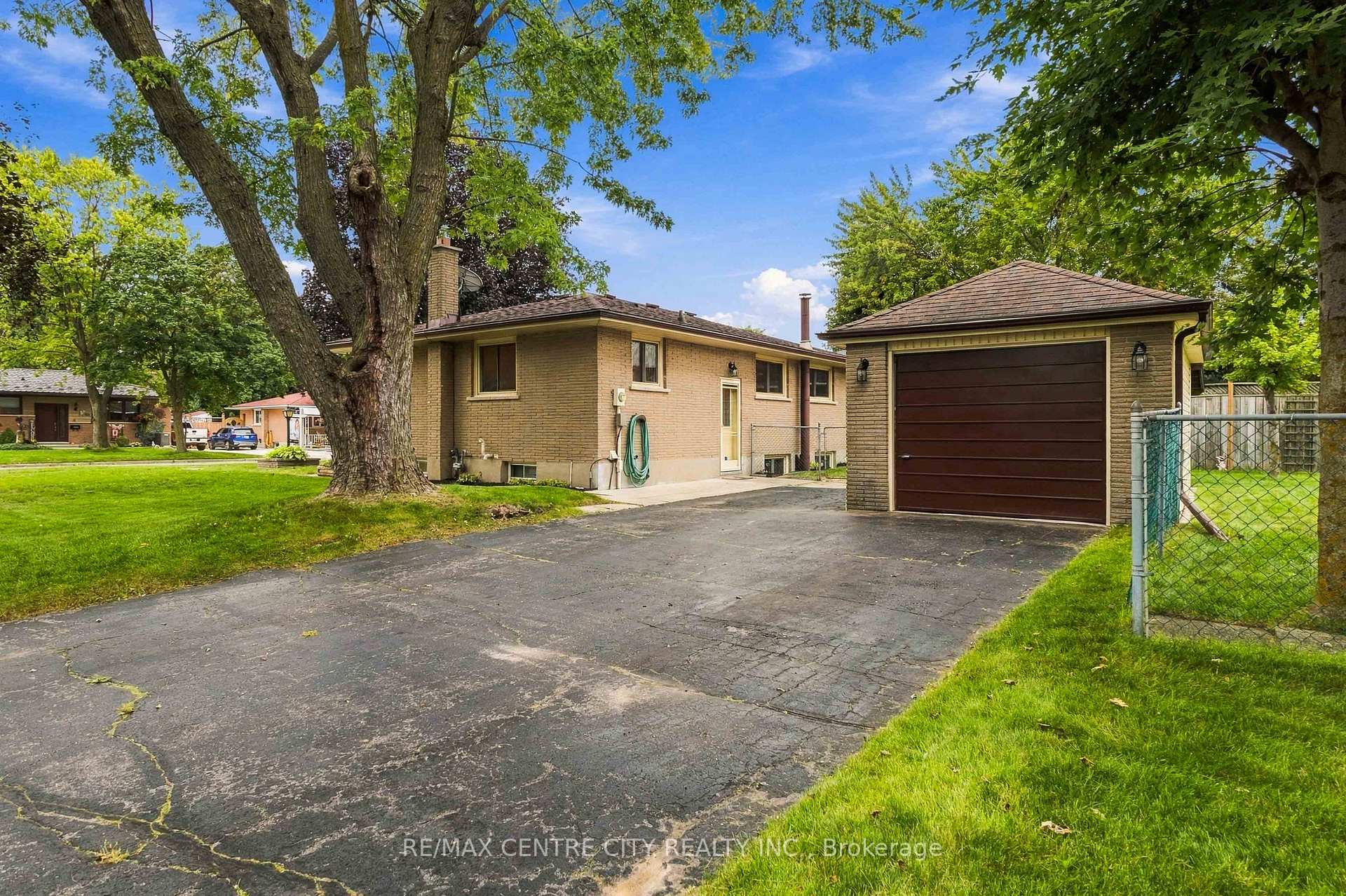 Photo 6 of 1006 Apache Road, London, East D — HOMEH