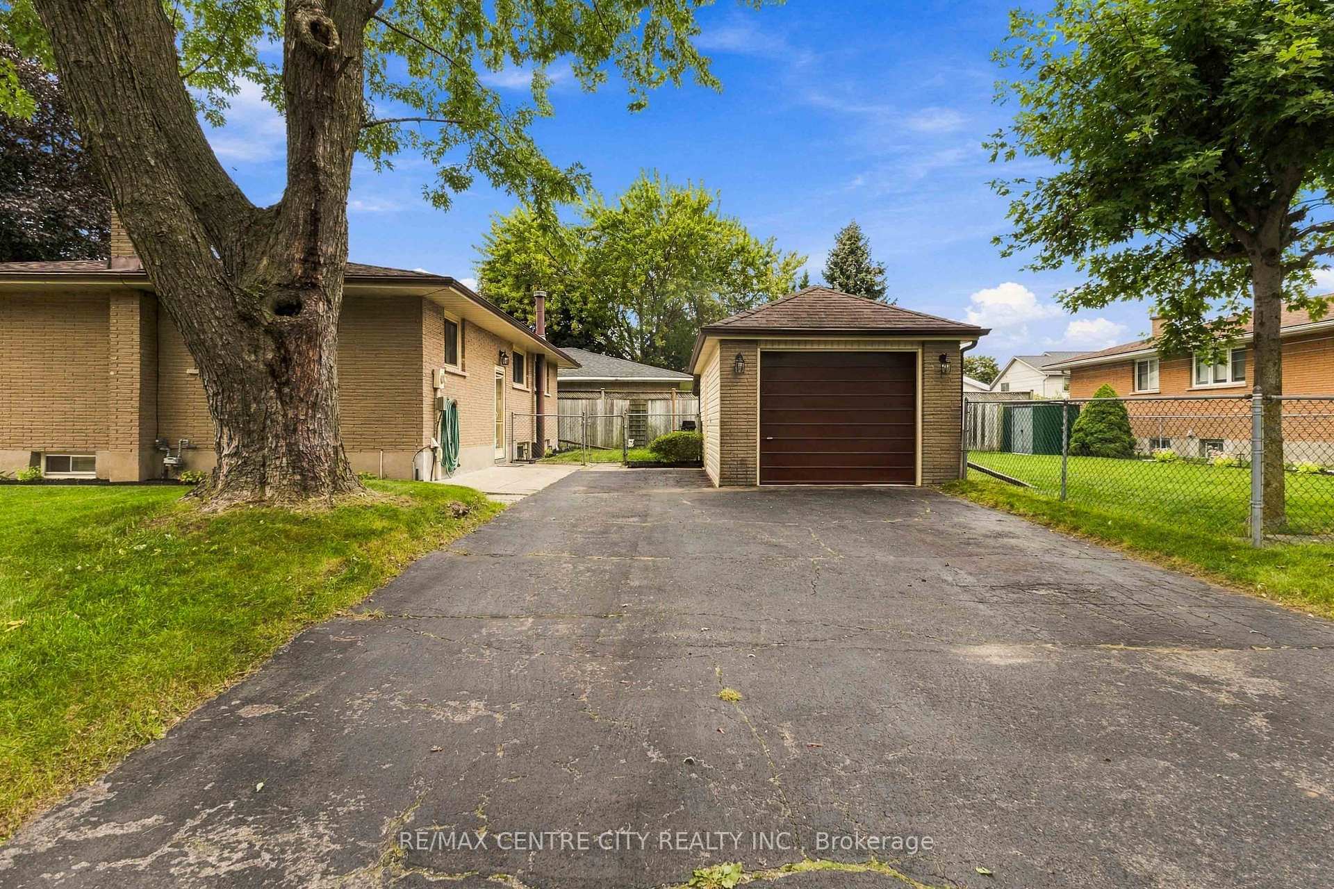 Photo 8 of 1006 Apache Road, London, East D — HOMEH
