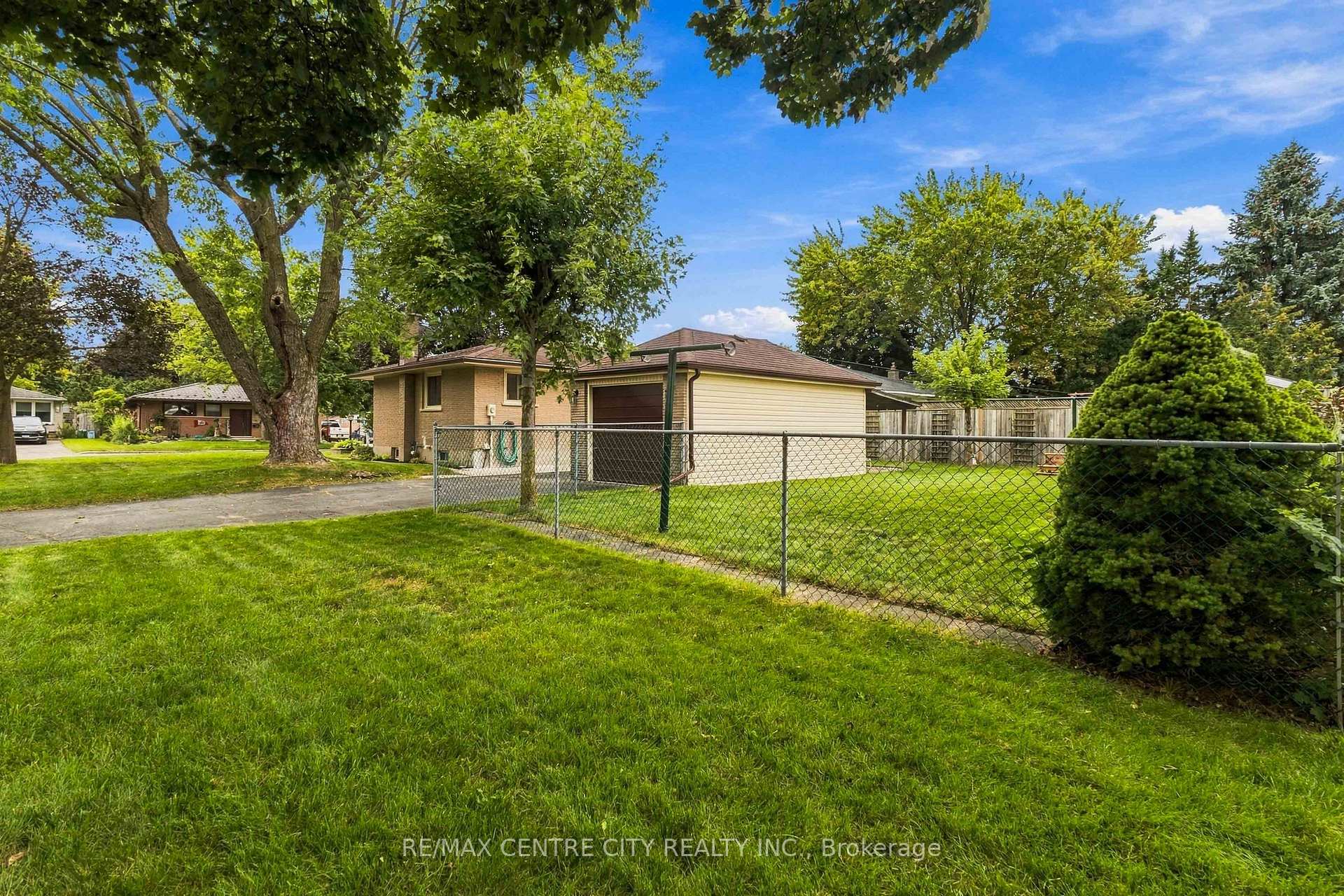 Photo 9 of 1006 Apache Road, London, East D — HOMEH