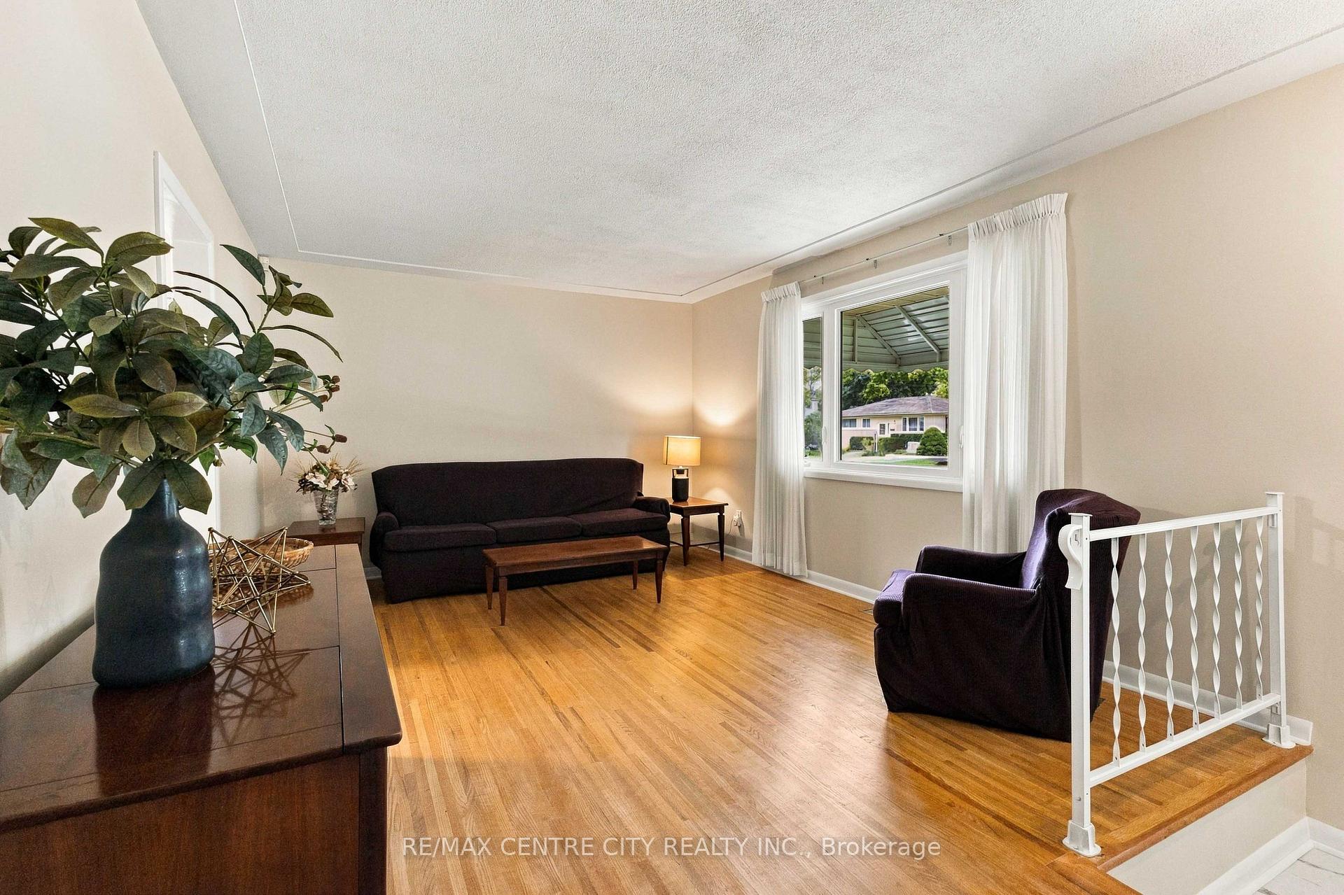 Photo 14 of 1006 Apache Road, London, East D — HOMEH