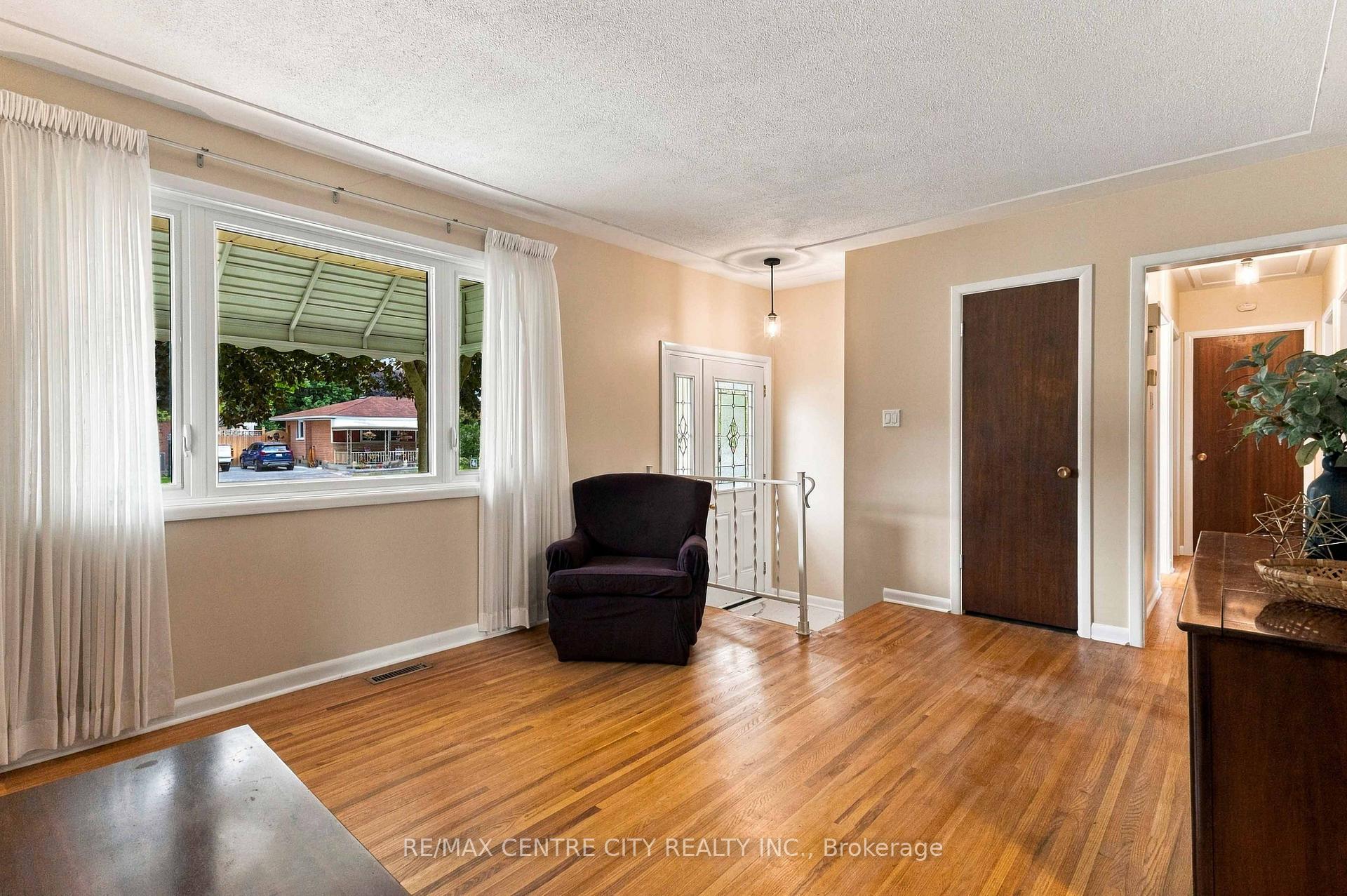 Photo 15 of 1006 Apache Road, London, East D — HOMEH