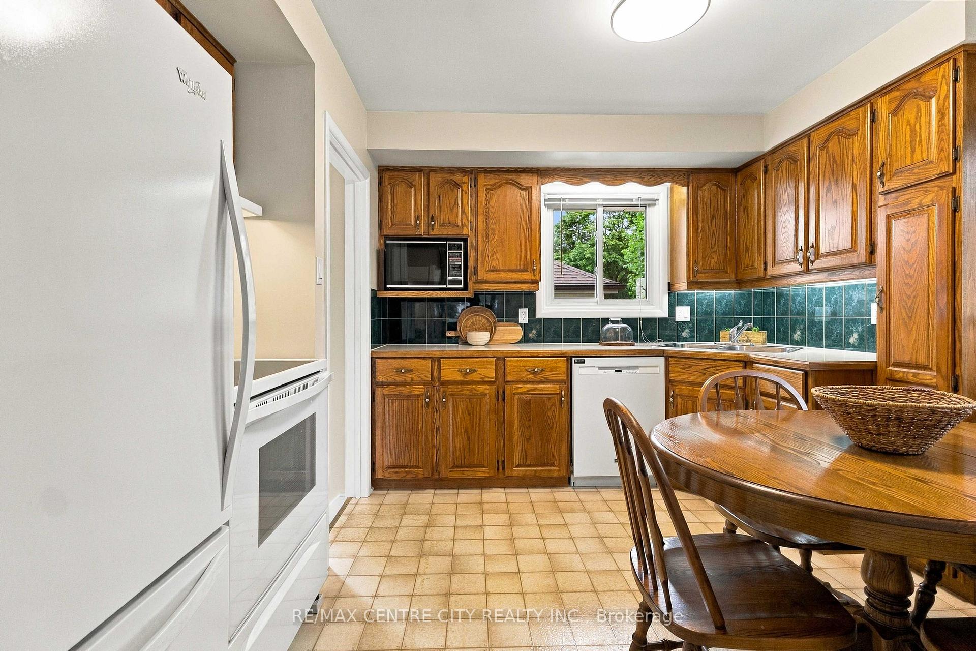 Photo 16 of 1006 Apache Road, London, East D — HOMEH
