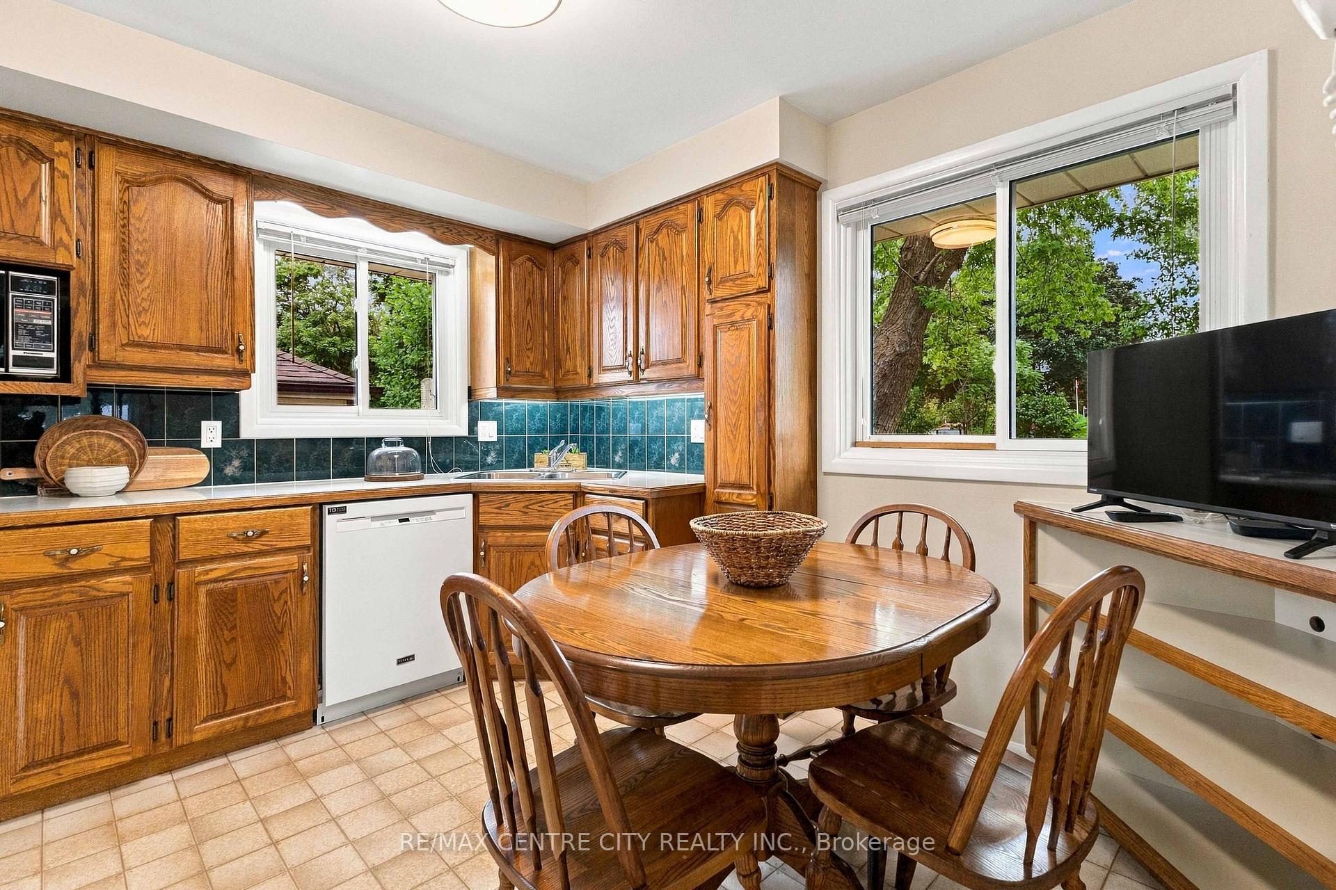 Photo 17 of 1006 Apache Road, London, East D — HOMEH