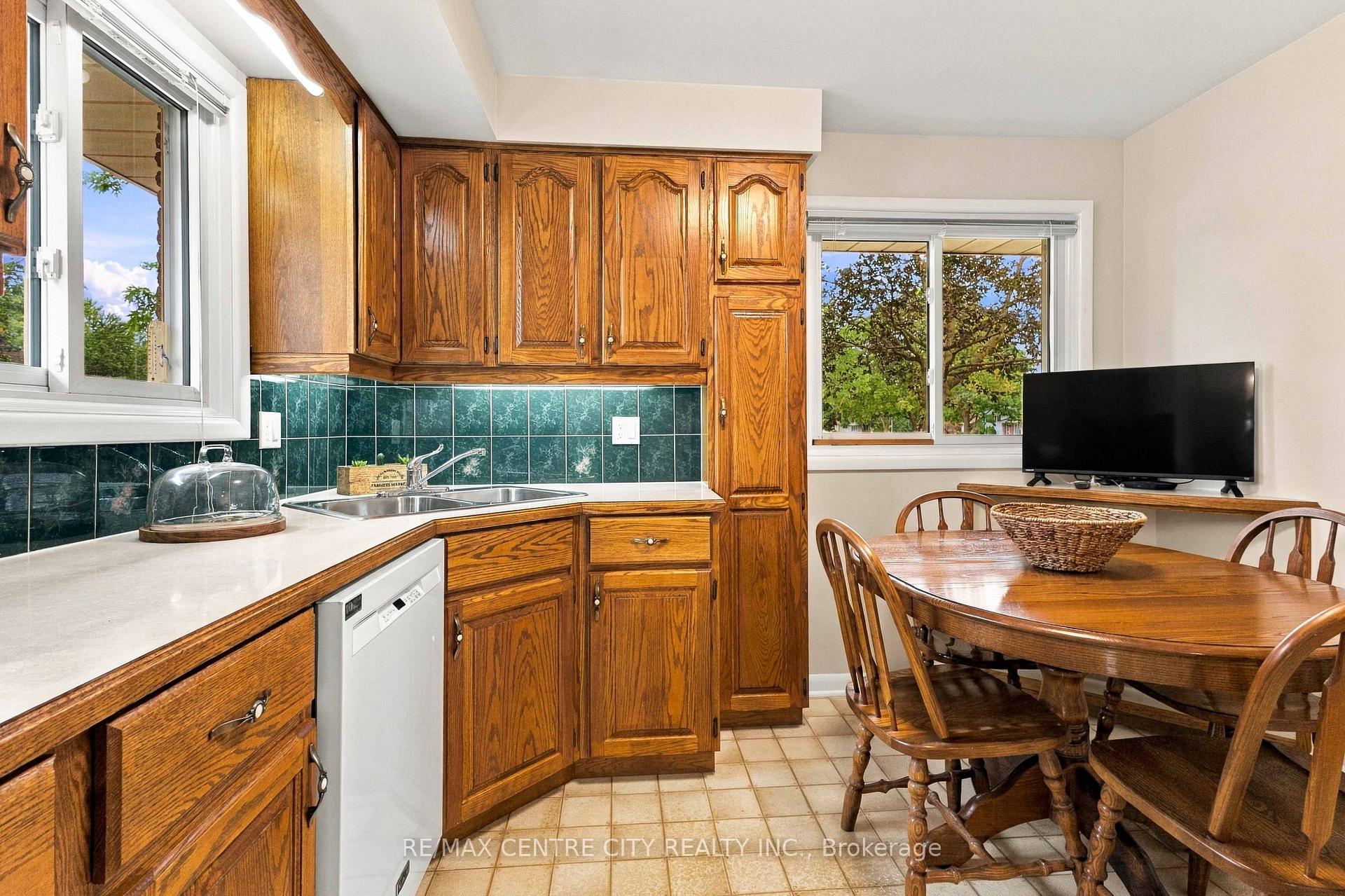 Photo 18 of 1006 Apache Road, London, East D — HOMEH