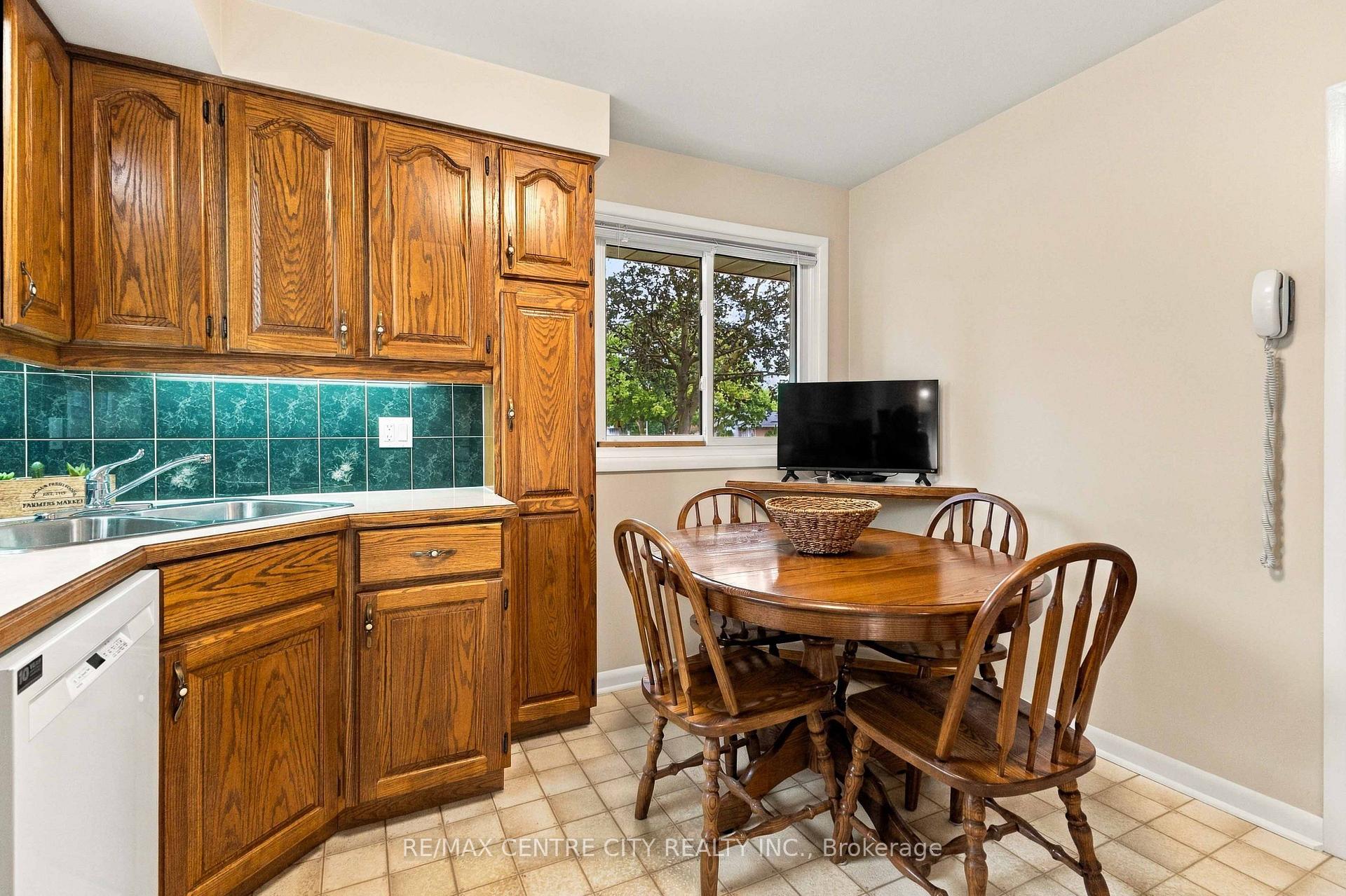 Photo 19 of 1006 Apache Road, London, East D — HOMEH