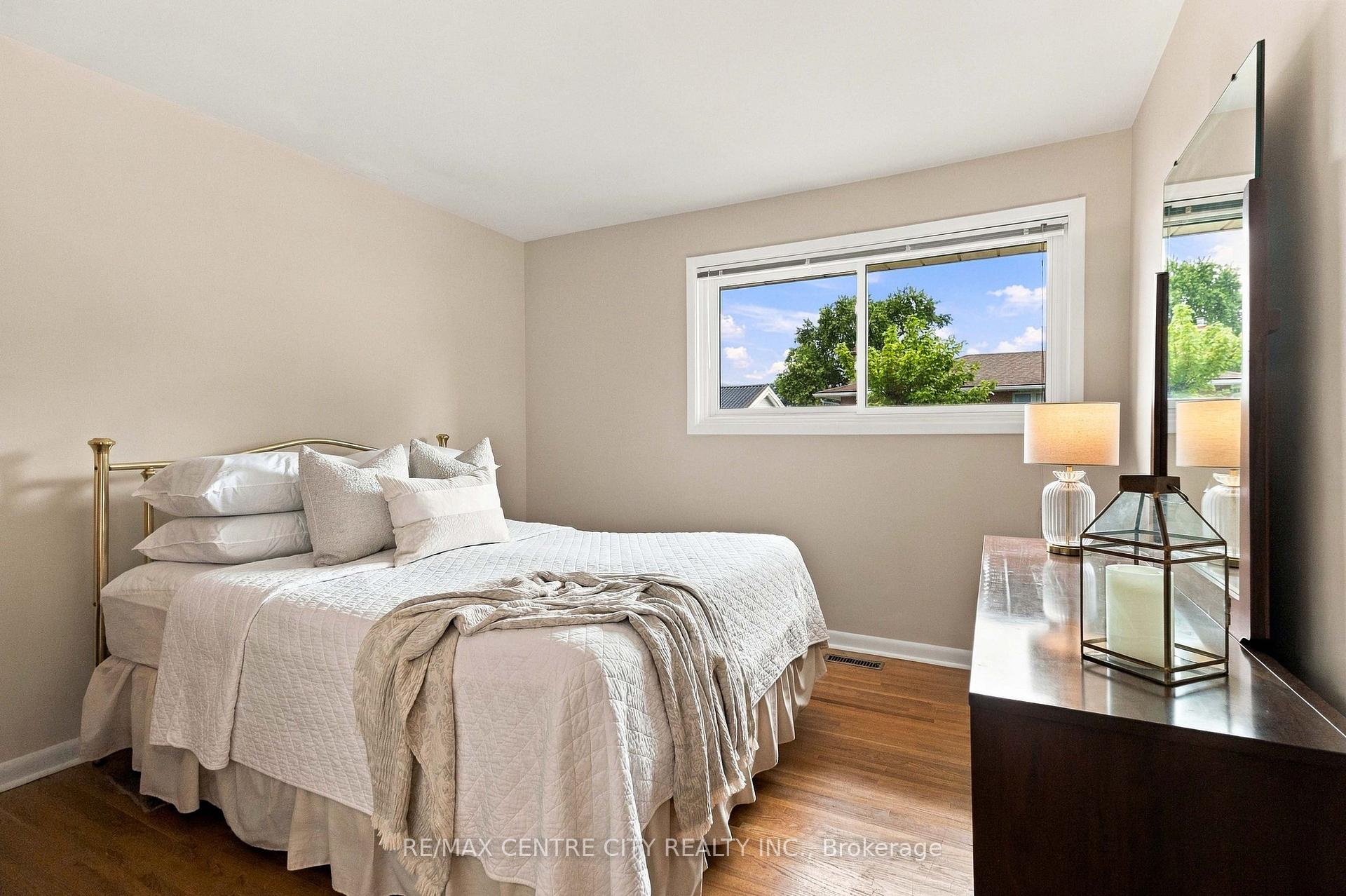 Photo 21 of 1006 Apache Road, London, East D — HOMEH