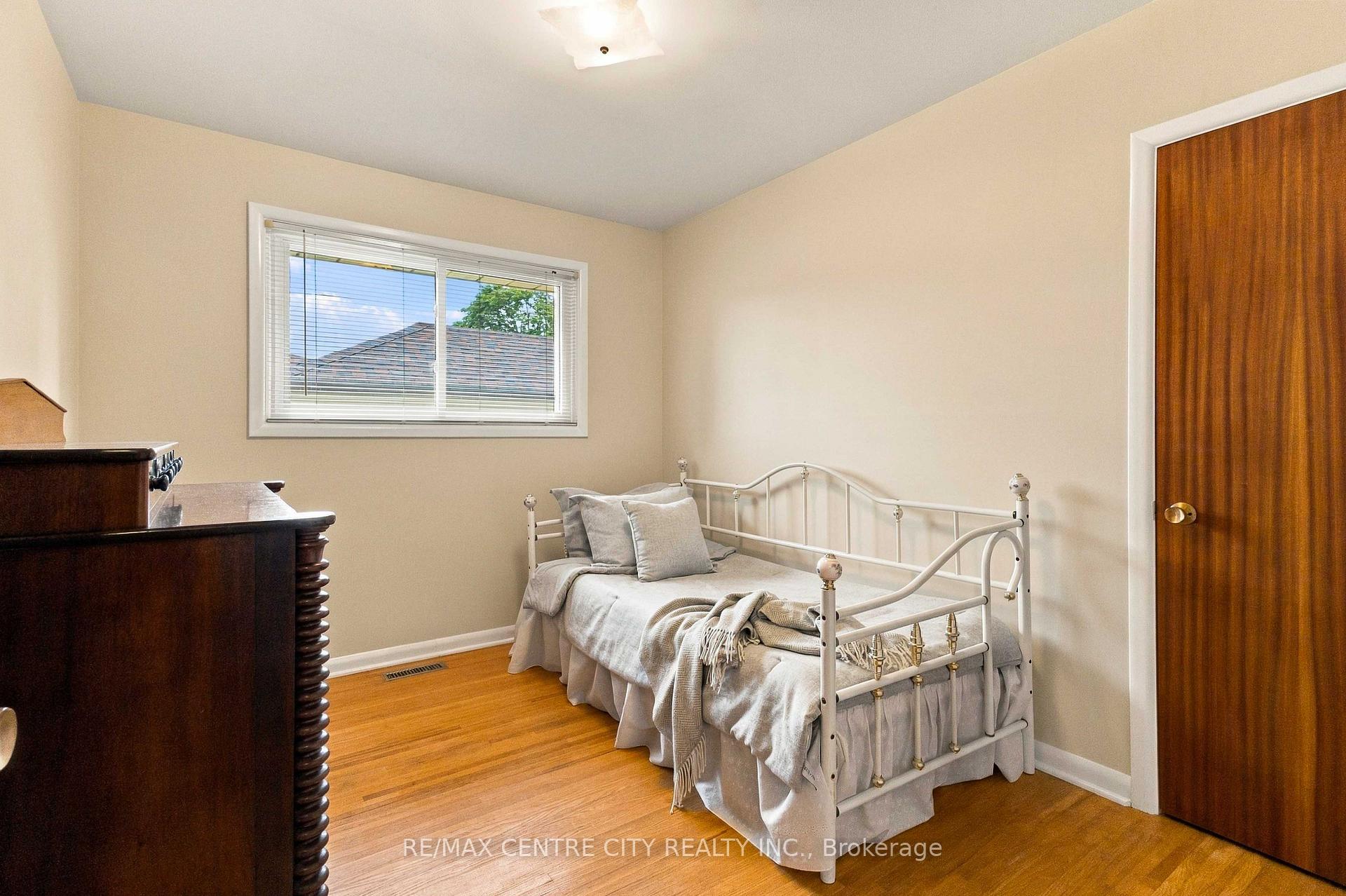 Photo 24 of 1006 Apache Road, London, East D — HOMEH