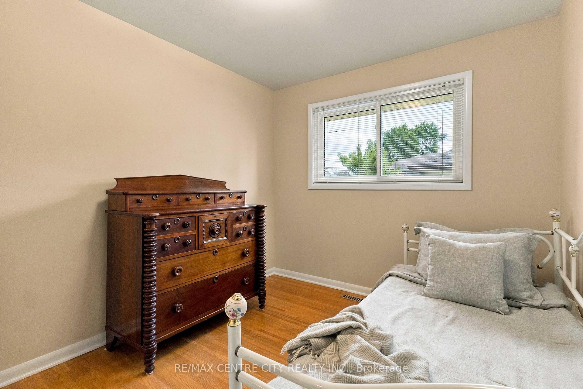 Photo 25 of 1006 Apache Road, London, East D — HOMEH