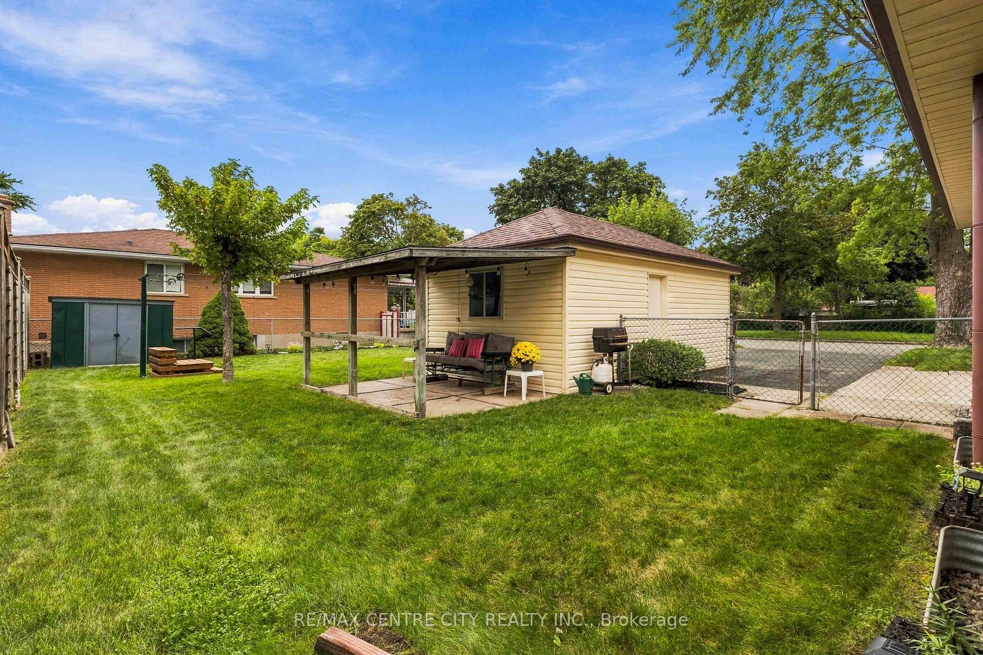Photo 44 of 1006 Apache Road, London, East D — HOMEH