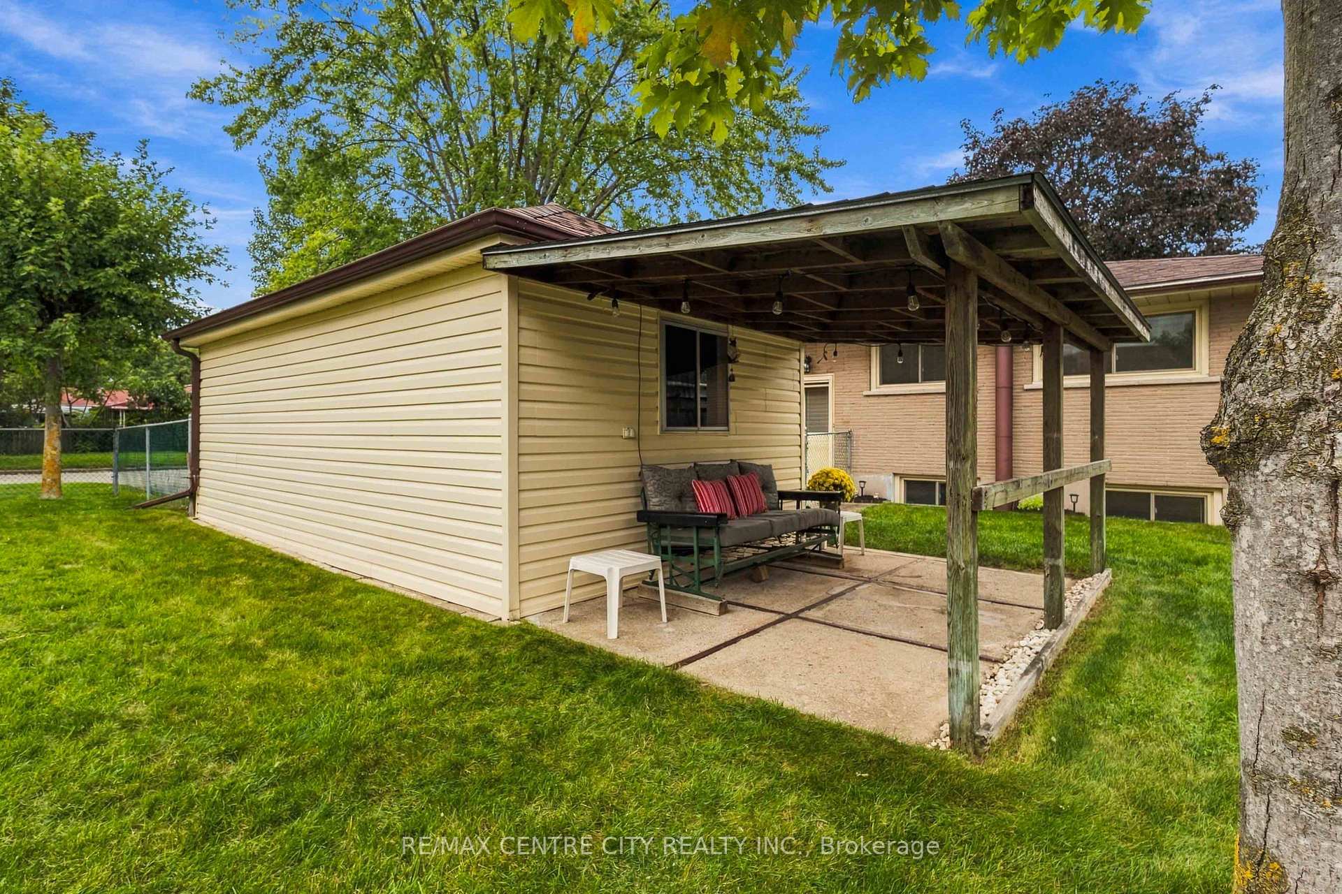 Photo 48 of 1006 Apache Road, London, East D — HOMEH