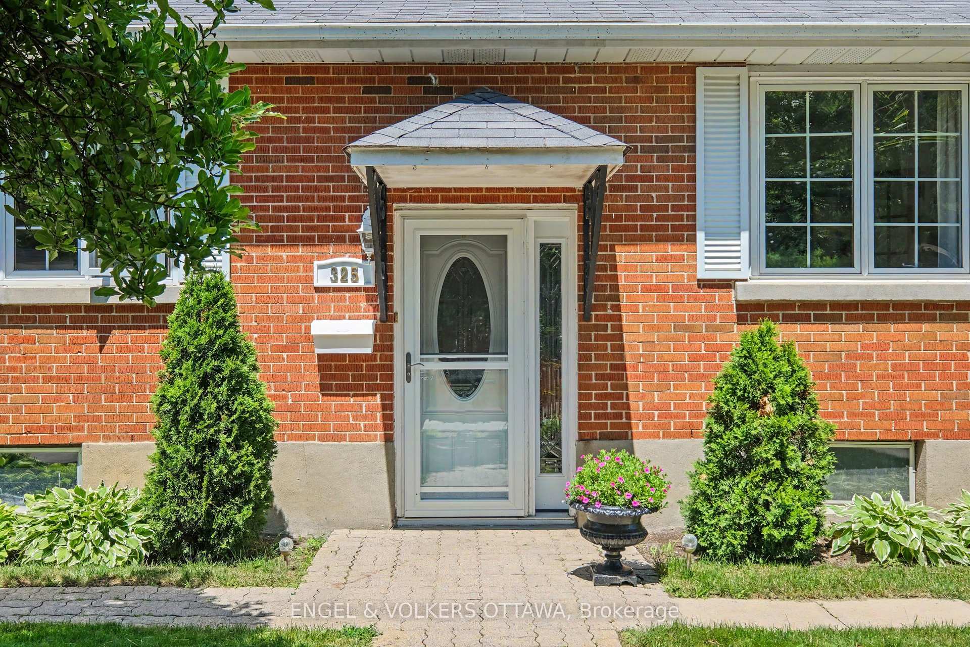 Photo 4 of 325 Summit Avenue, Ottawa, Alta Vista/Faircrest Heights — HOMEH