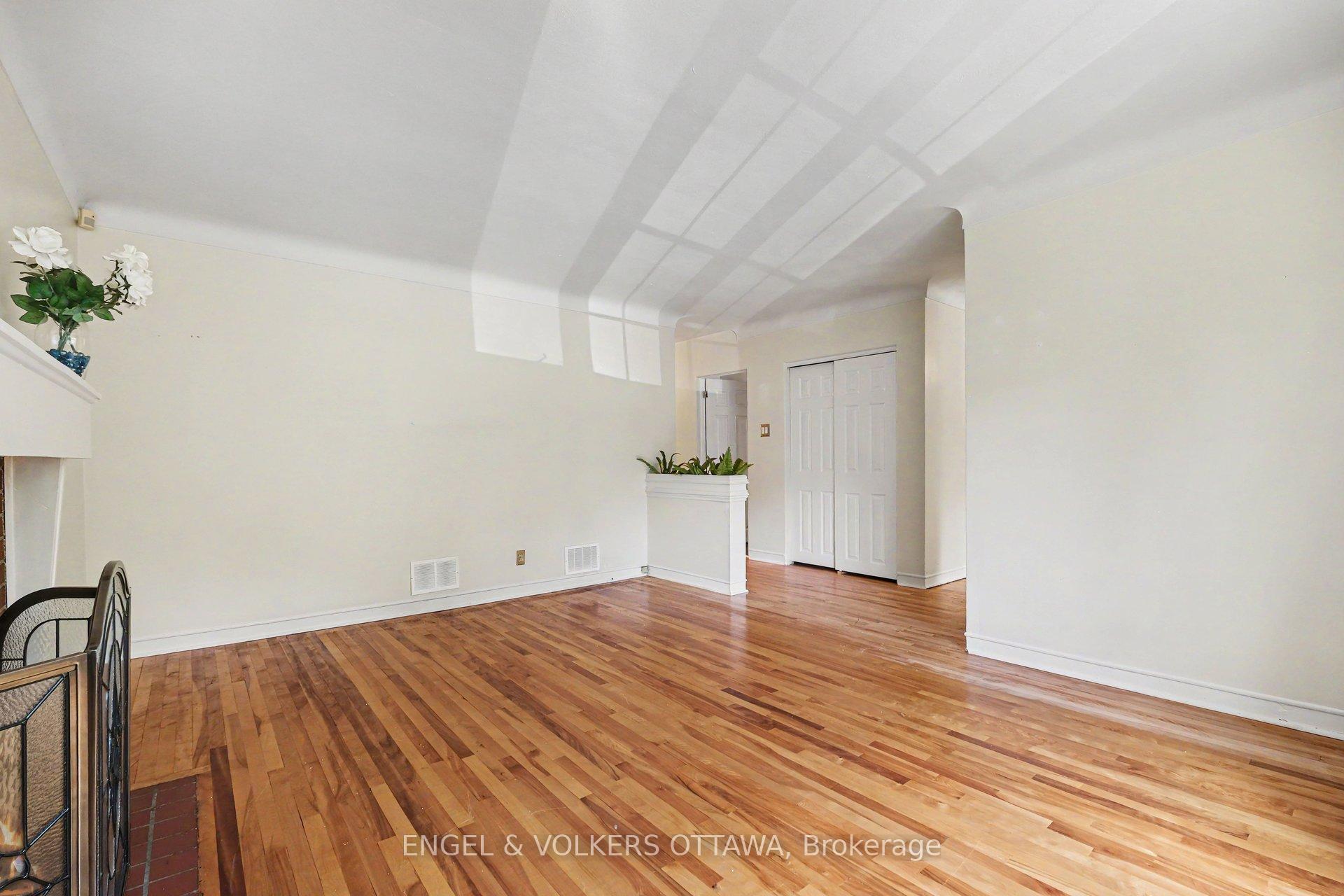 Photo 9 of 325 Summit Avenue, Ottawa, Alta Vista/Faircrest Heights — HOMEH