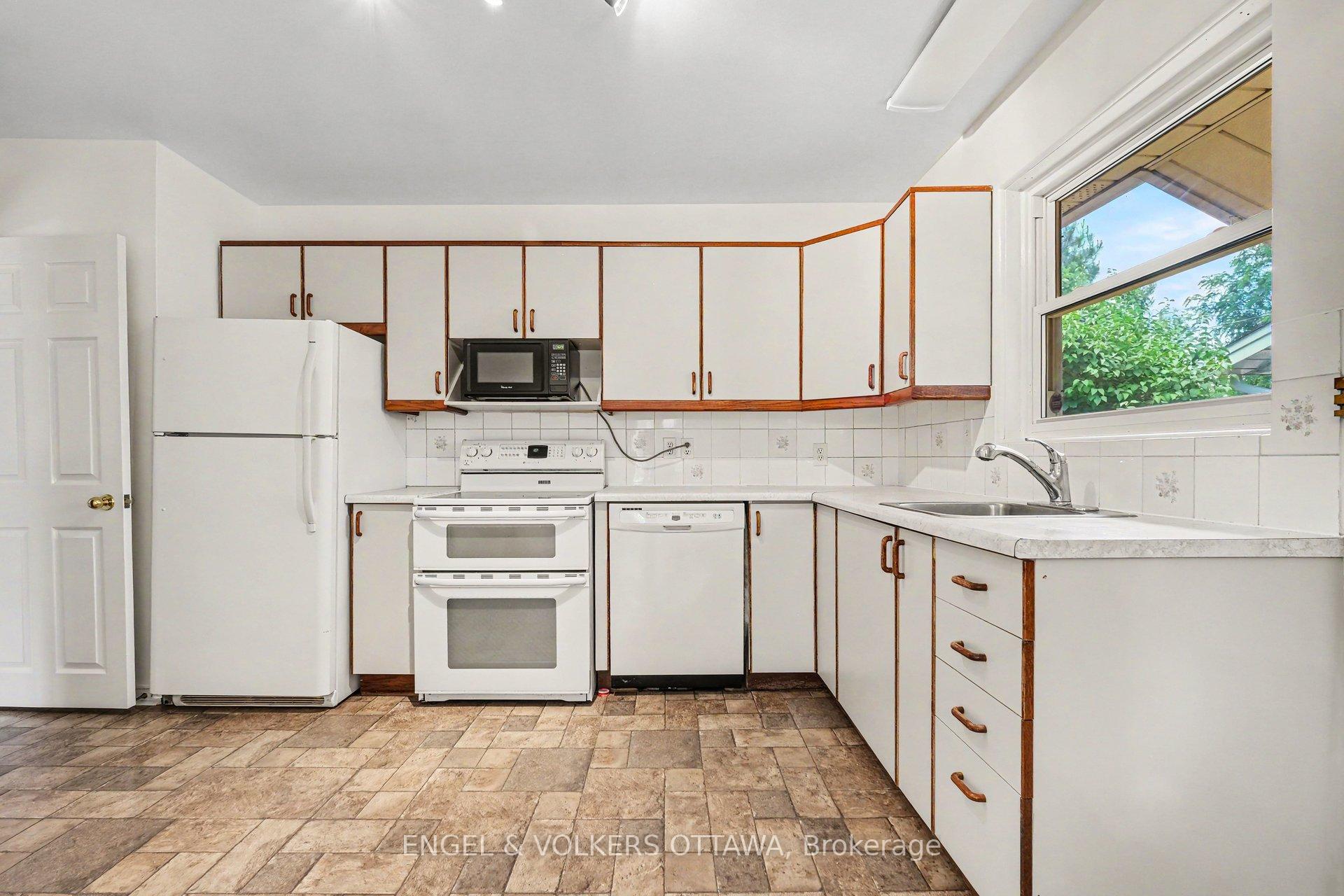 Photo 11 of 325 Summit Avenue, Ottawa, Alta Vista/Faircrest Heights — HOMEH