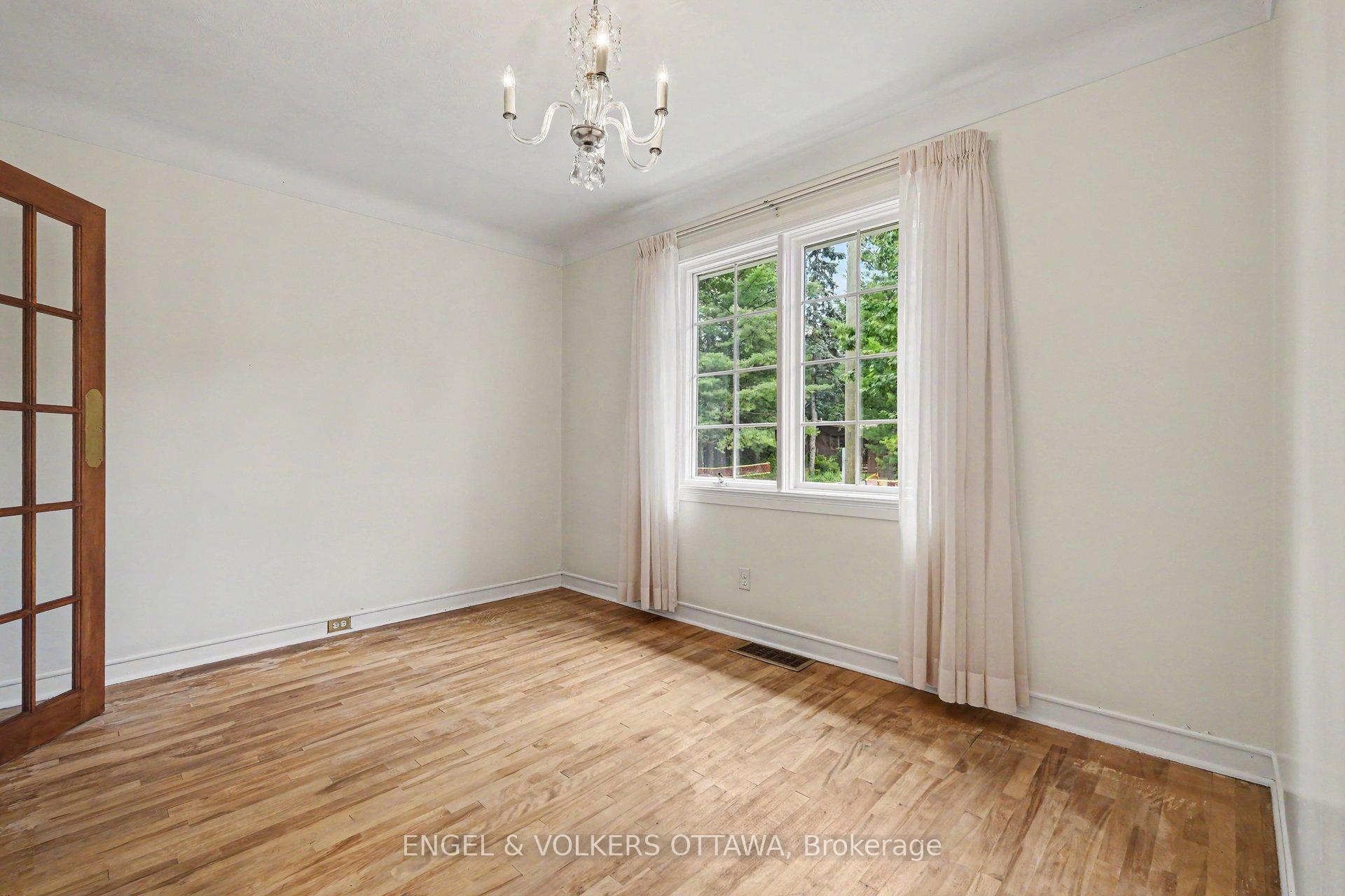 Photo 10 of 325 Summit Avenue, Ottawa, Alta Vista/Faircrest Heights — HOMEH