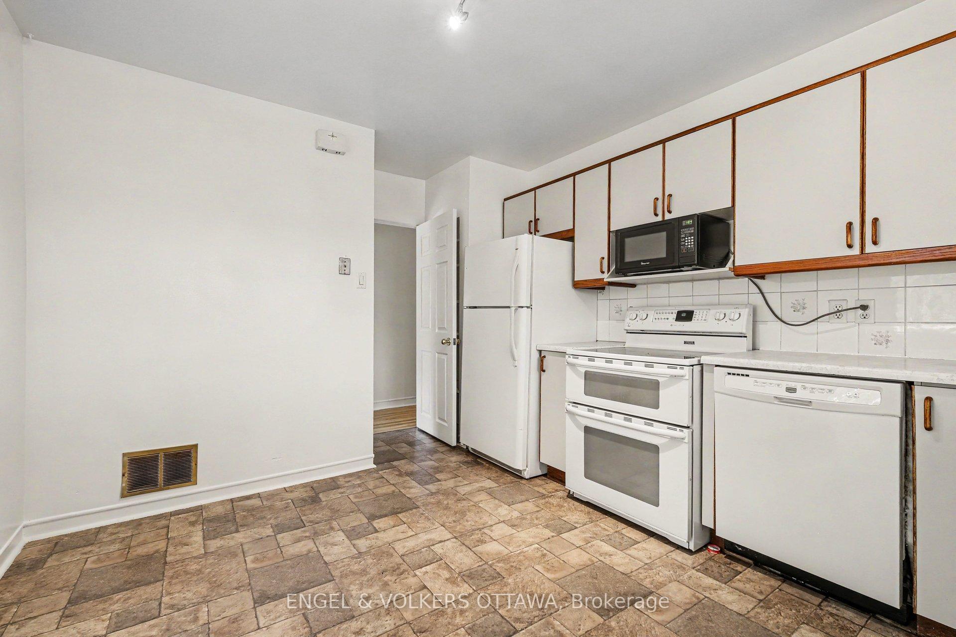 Photo 12 of 325 Summit Avenue, Ottawa, Alta Vista/Faircrest Heights — HOMEH