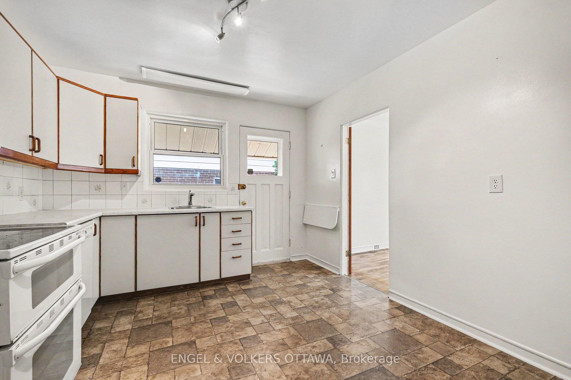 Photo 13 of 325 Summit Avenue, Ottawa, Alta Vista/Faircrest Heights — HOMEH