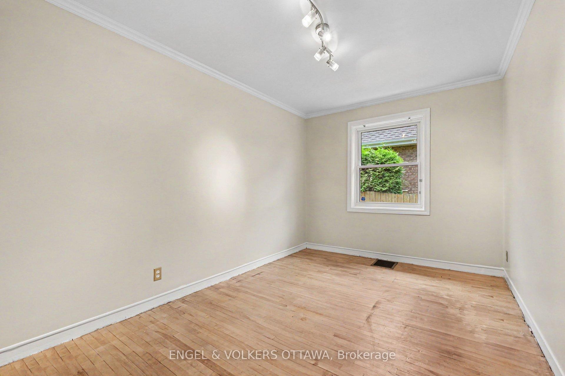 Photo 14 of 325 Summit Avenue, Ottawa, Alta Vista/Faircrest Heights — HOMEH