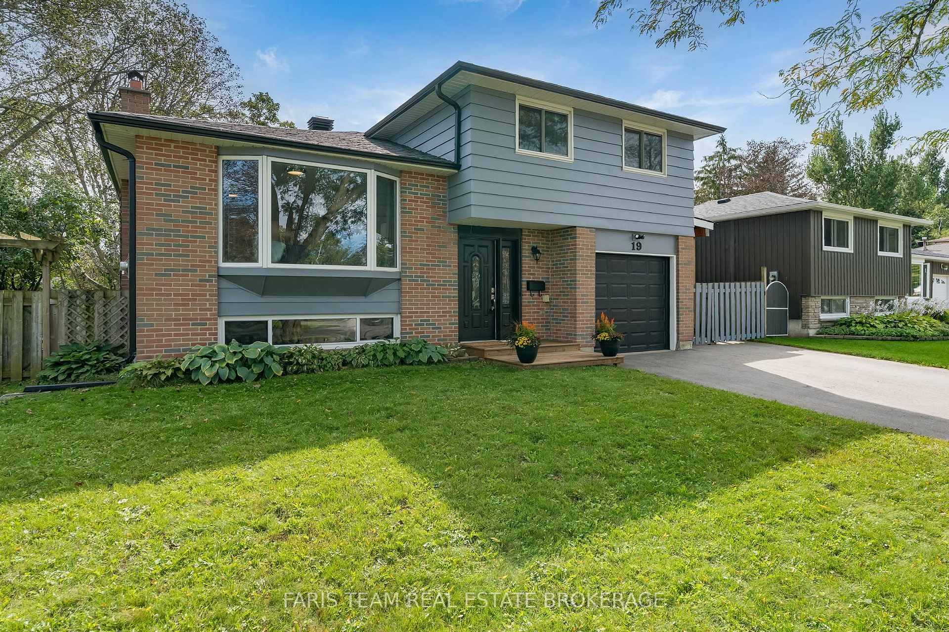 Photo 2 of 19 Colleen Avenue, Barrie, Grove East — HOMEH