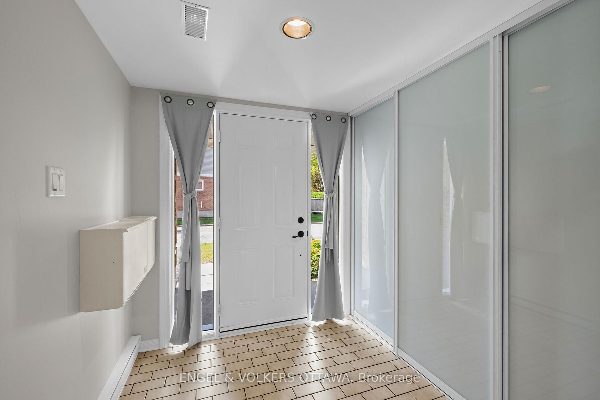 Photo 3 of 1831 Summerfields Crescent, Ottawa, Chapel Hill — HOMEH