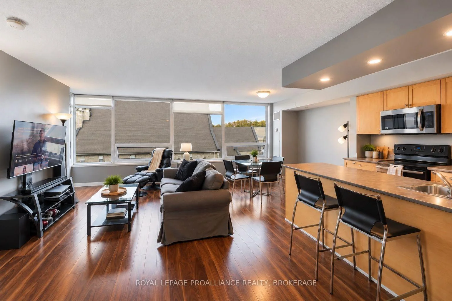 Photo 9 of Unit 501, 121 Queen Street, Kingston, East of Sir John A. Blvd — HOMEH