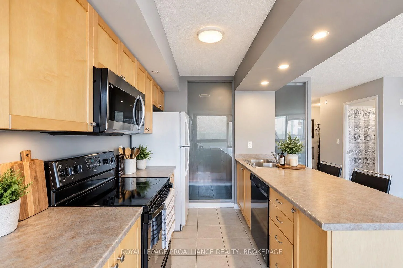 Photo 17 of Unit 501, 121 Queen Street, Kingston, East of Sir John A. Blvd — HOMEH