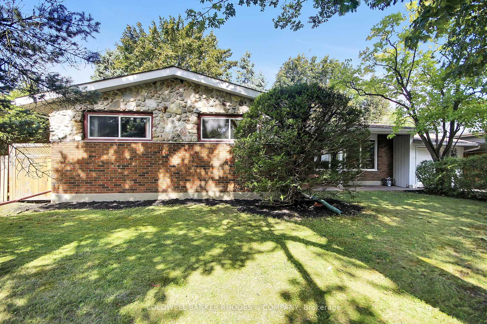 Photo 1 of 11 Wallford Way, Ottawa, City View/Skyline/Fisher Heights/Parkwood Hills — HOMEH