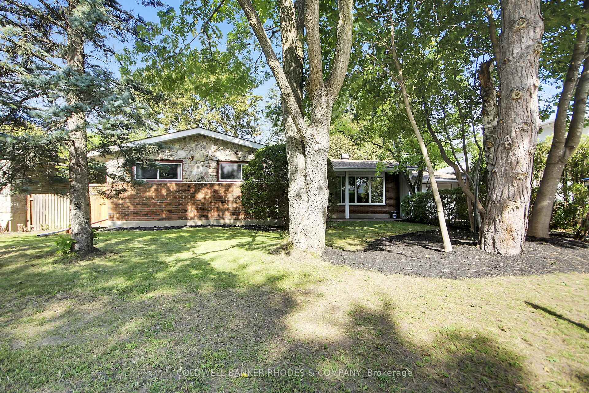 Photo 3 of 11 Wallford Way, Ottawa, City View/Skyline/Fisher Heights/Parkwood Hills — HOMEH