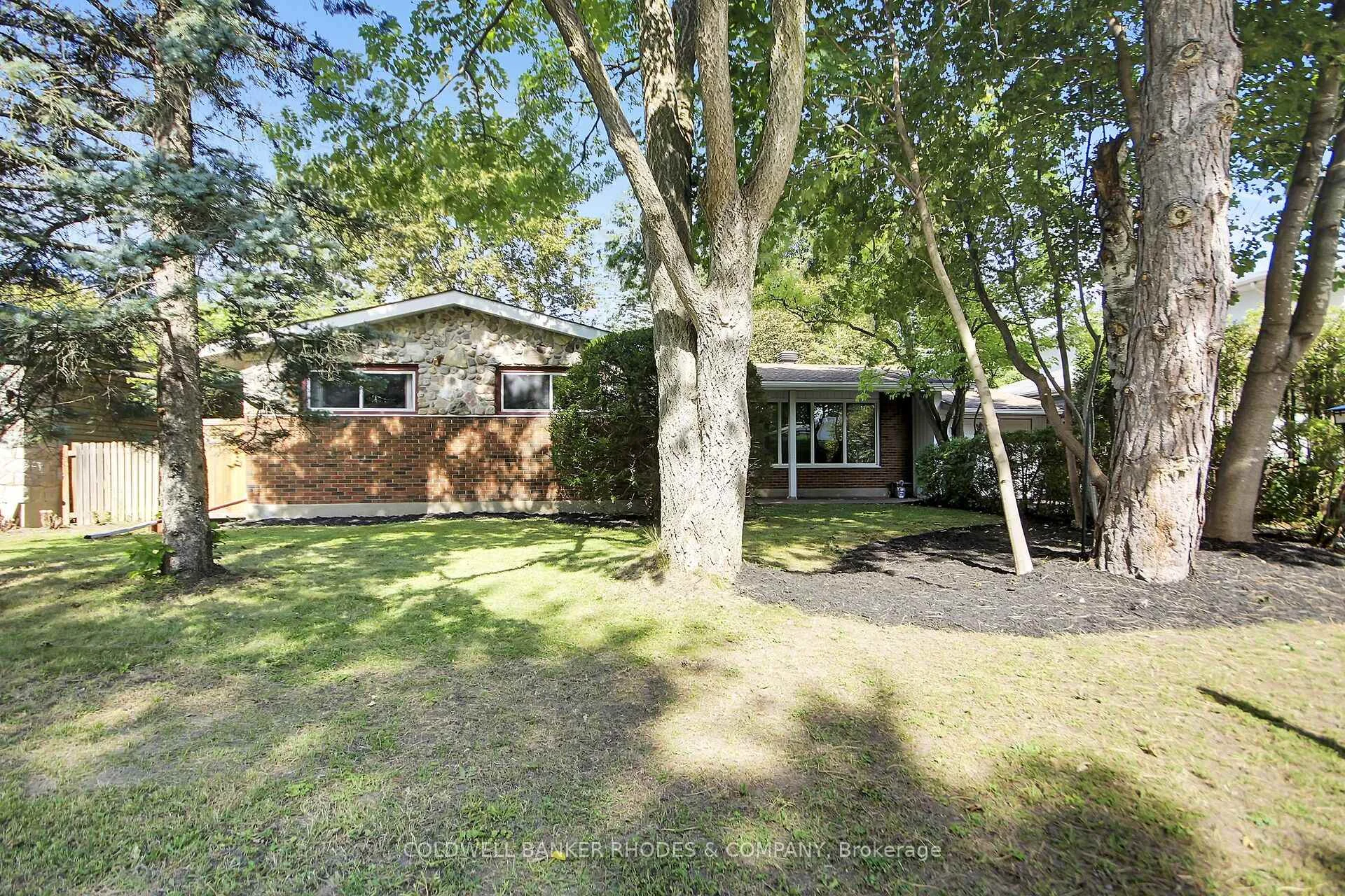 Photo 2 of 11 Wallford Way, Ottawa, City View/Skyline/Fisher Heights/Parkwood Hills — HOMEH