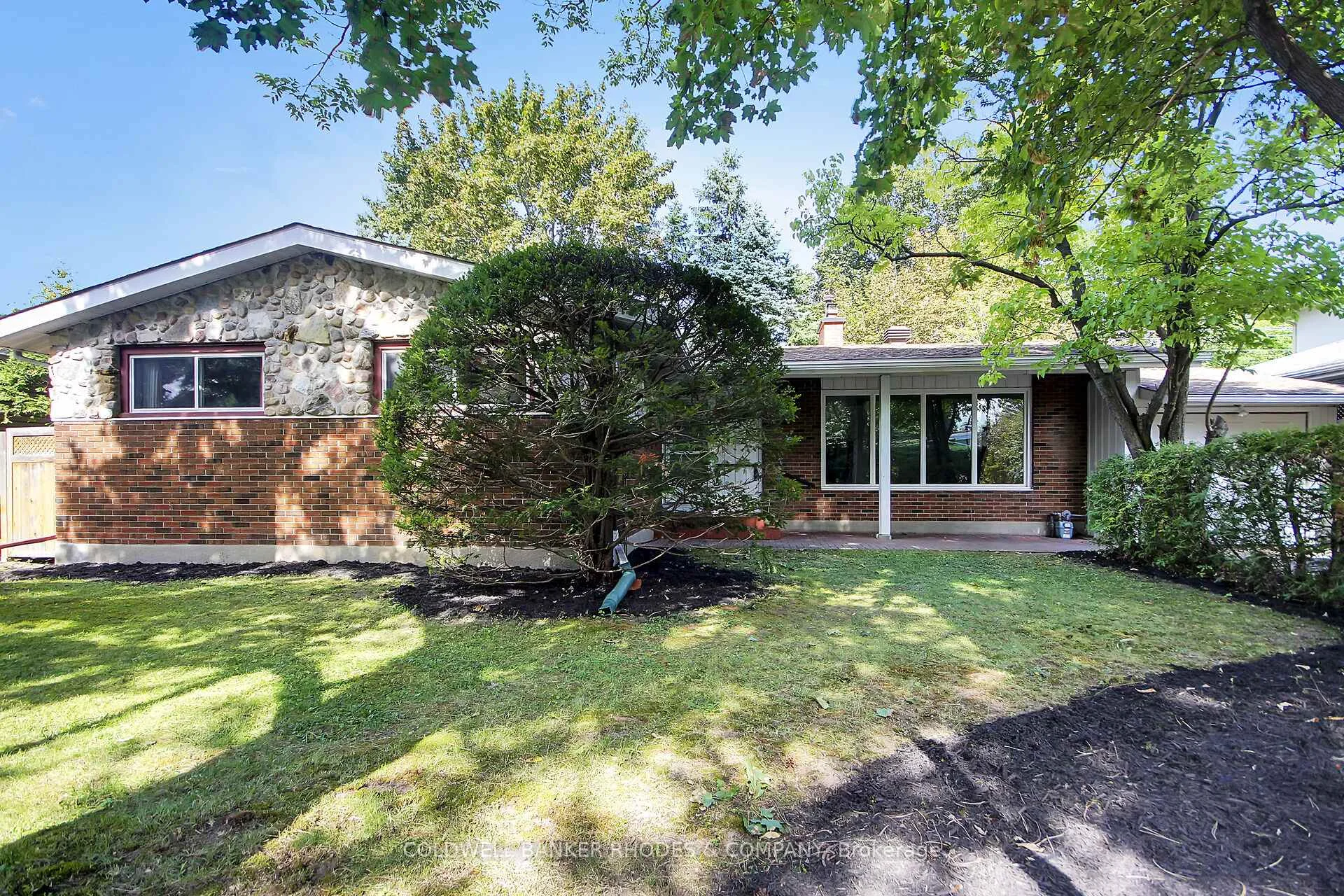Photo 5 of 11 Wallford Way, Ottawa, City View/Skyline/Fisher Heights/Parkwood Hills — HOMEH