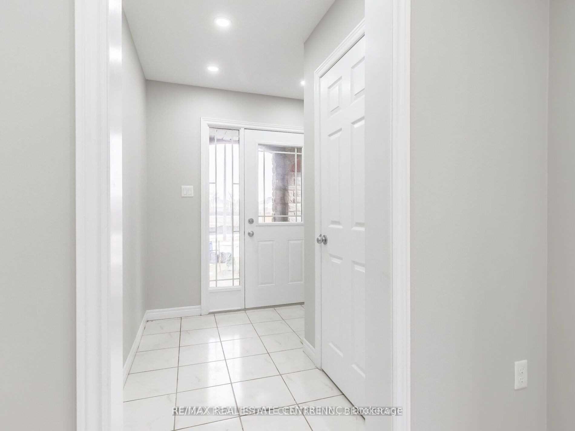 Photo 4 of Unit Upper, 270 Ambrous Crescent, Guelph, Kortright East — HOMEH