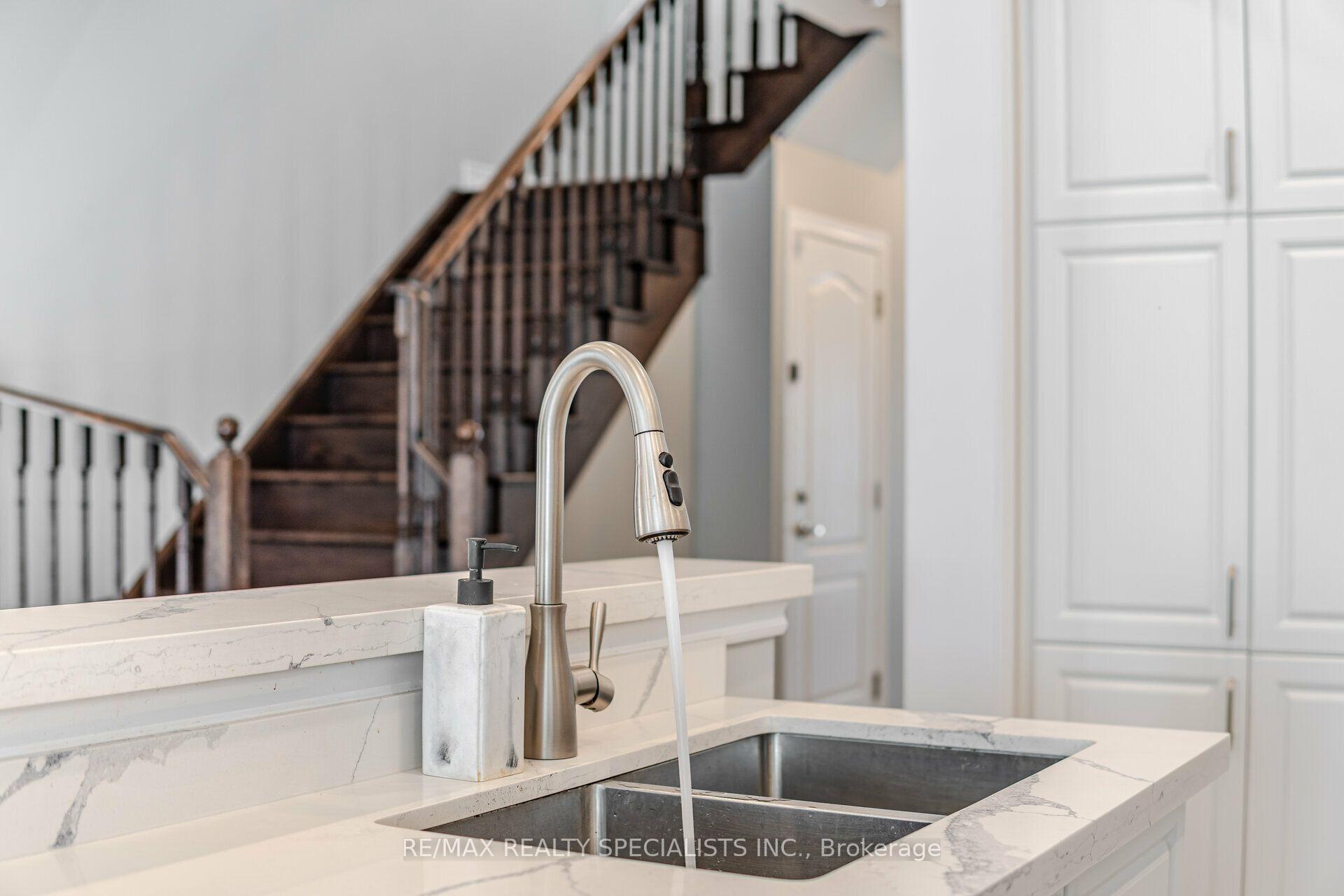 Photo 12 of 93 Yardley Crescent, Brampton, Credit Valley — HOMEH