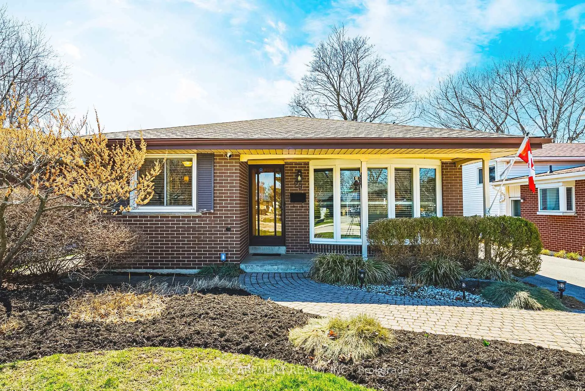 Photo 2 of 29 Silvercrest Drive, Hamilton, Rolston — HOMEH