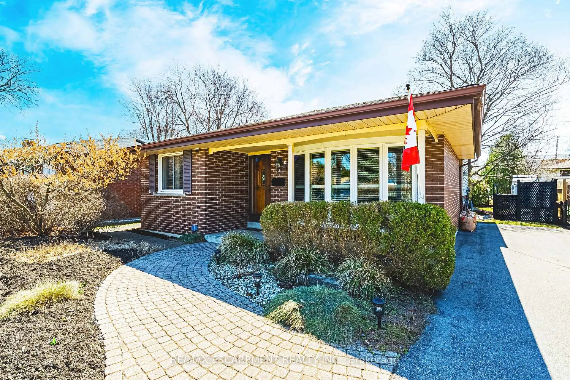 Photo 3 of 29 Silvercrest Drive, Hamilton, Rolston — HOMEH