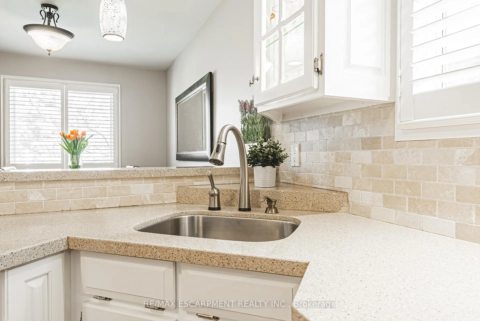 Photo 12 of 29 Silvercrest Drive, Hamilton, Rolston — HOMEH