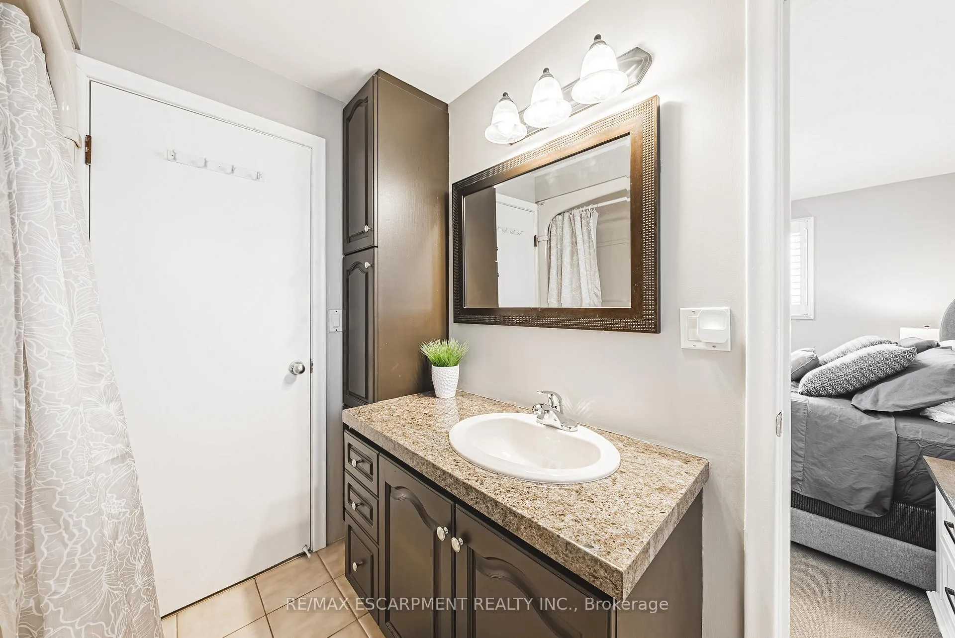 Photo 21 of 29 Silvercrest Drive, Hamilton, Rolston — HOMEH