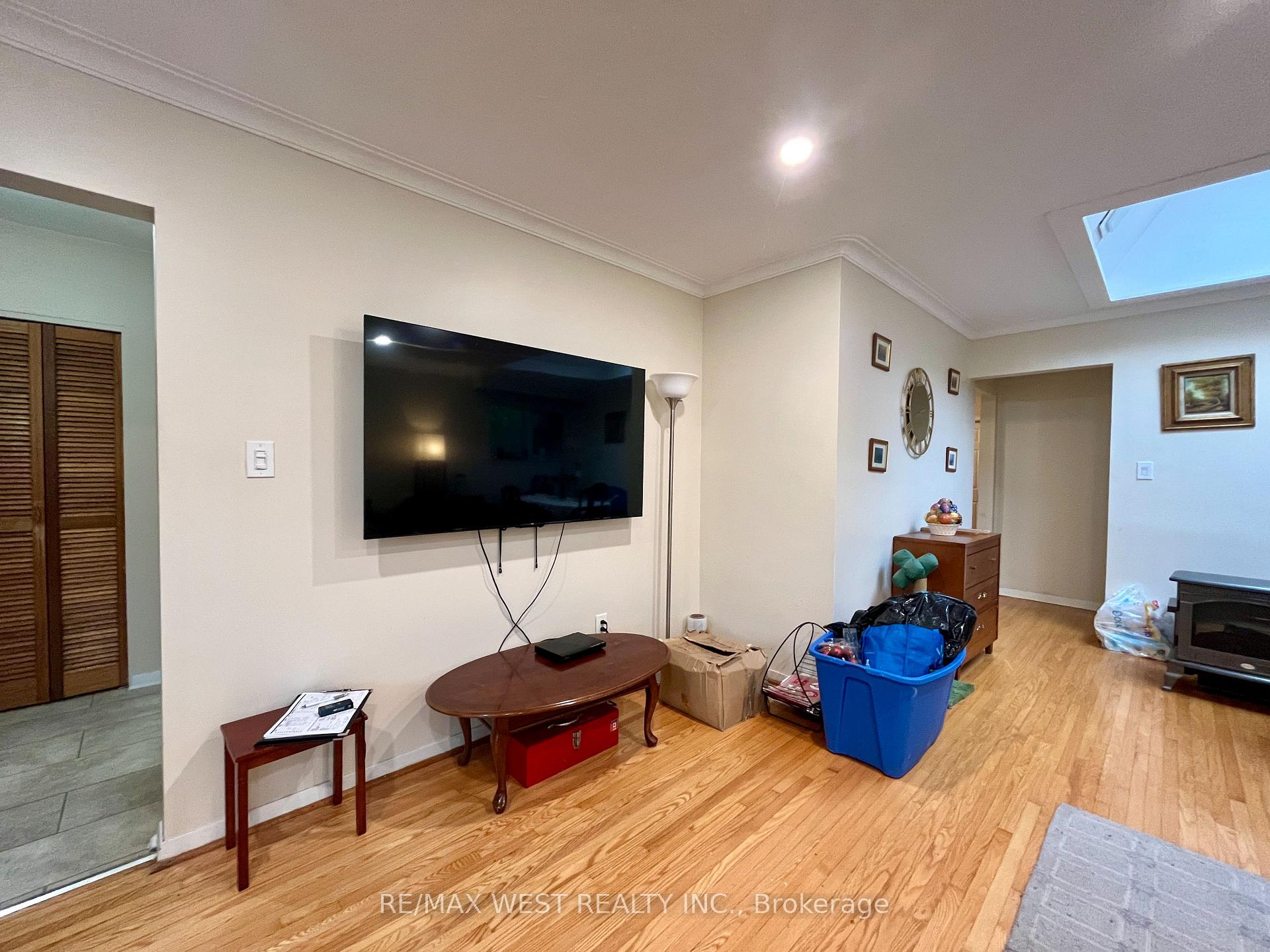 Photo 5 of 49 Braddock Road, Etobicoke, West Humber-Clairville — HOMEH