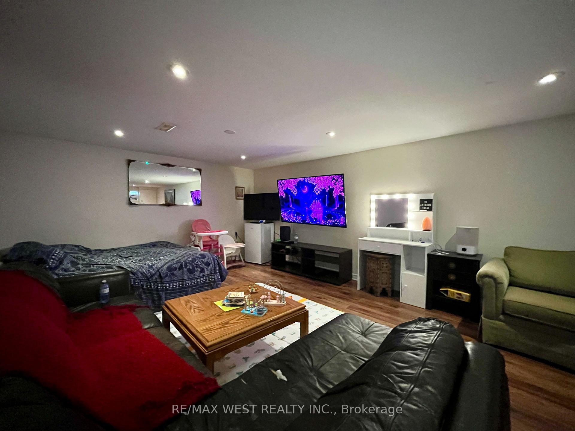 Photo 14 of 49 Braddock Road, Etobicoke, West Humber-Clairville — HOMEH
