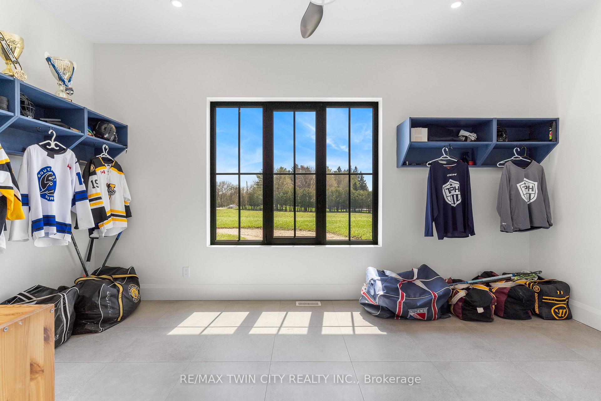 Photo 32 of 742 Country Squire Road, Waterloo, Eastbridge — HOMEH