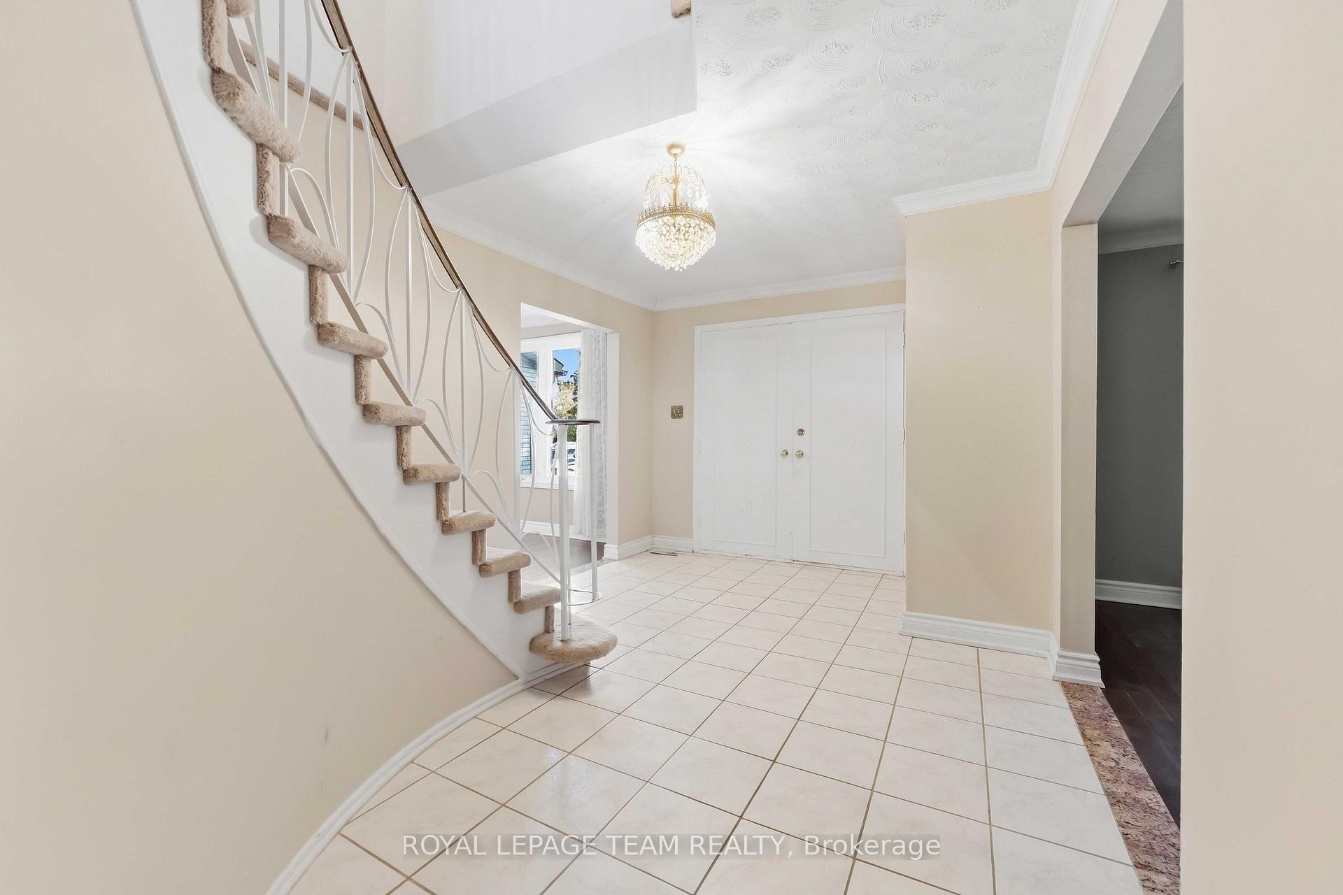 Photo 2 of 19 Amberwood Crescent, Ottawa, Pineglen/Country Place — HOMEH