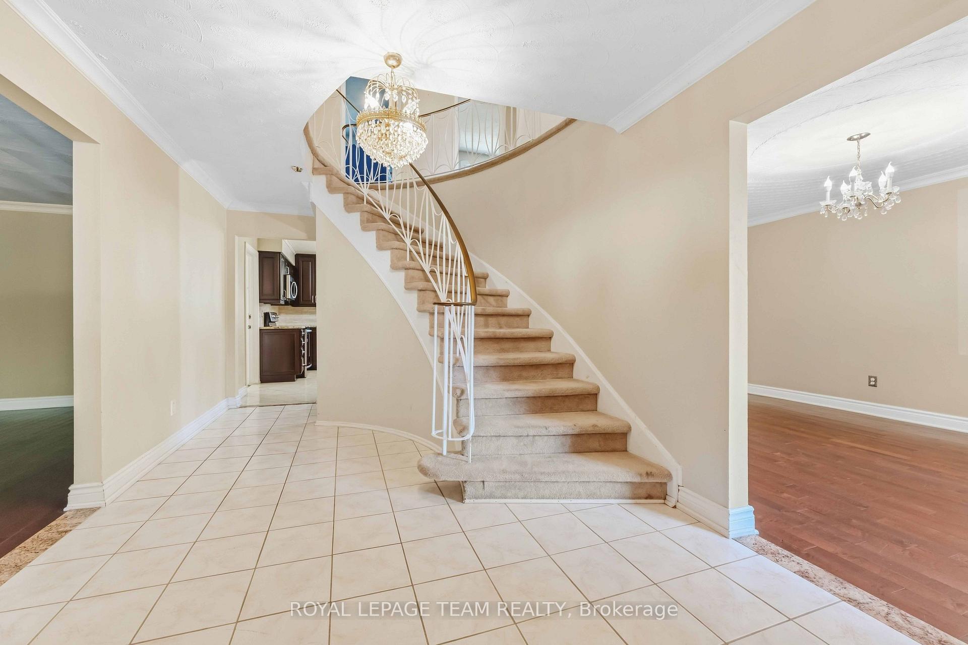 Photo 3 of 19 Amberwood Crescent, Ottawa, Pineglen/Country Place — HOMEH